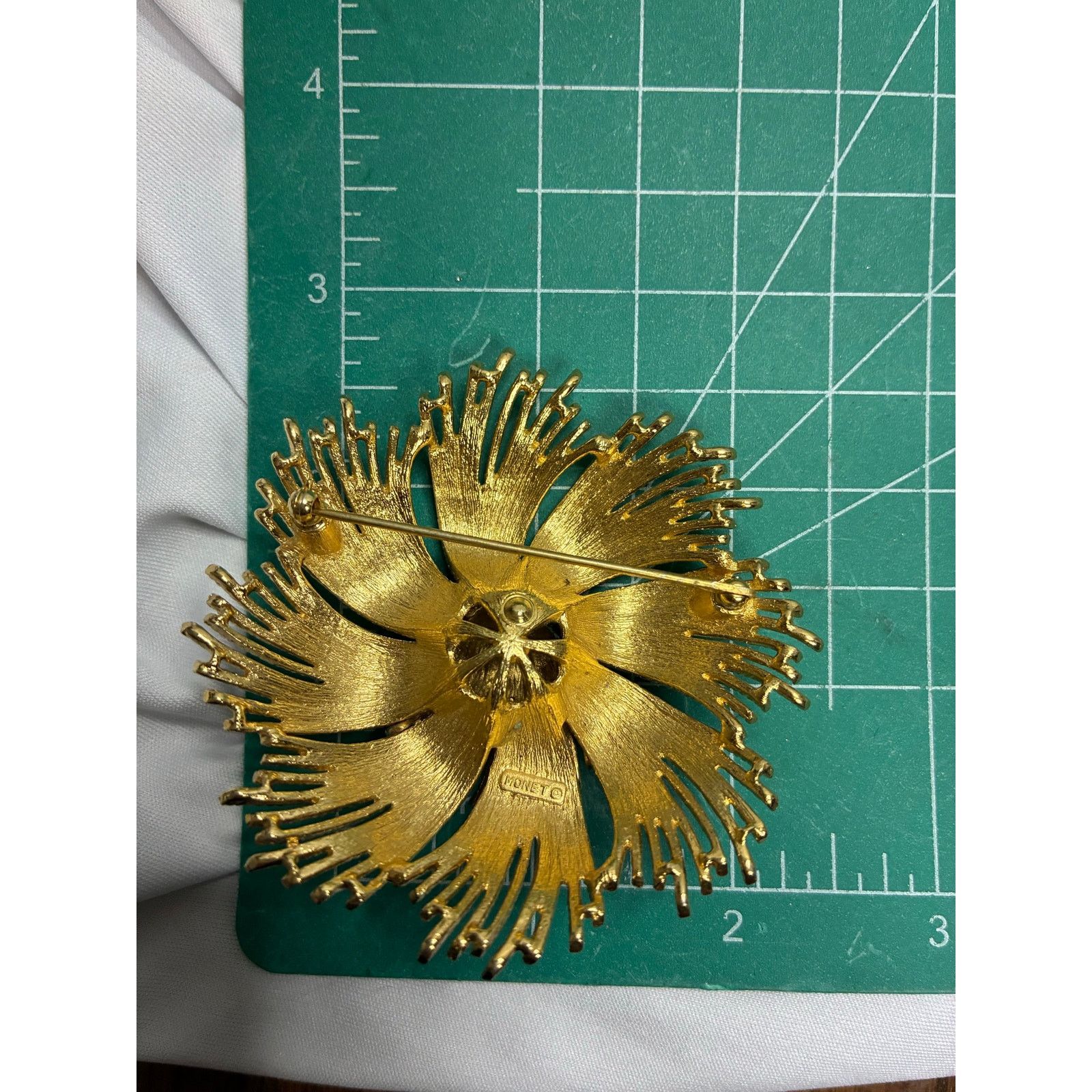 Monet Monet "Cordelia" Gold Tone Brooch Pin Signed 1960 Starburst Size ONE SIZE - 4 Thumbnail