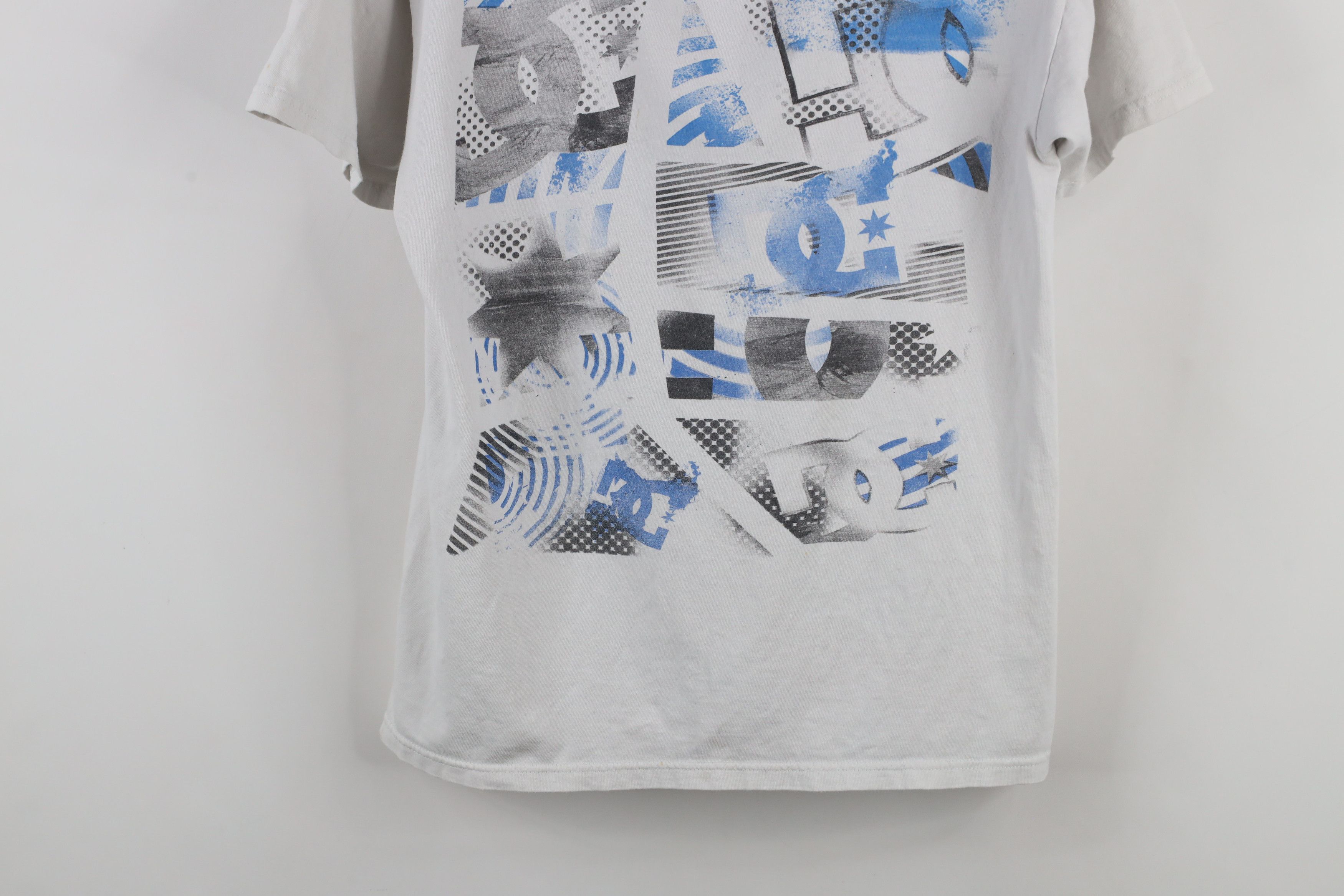 Vintage Vintage DC Shoes Spell Out Skateboarding T-Shirt White Size US S / EU 44-46 / 1 - 3 Thumbnail