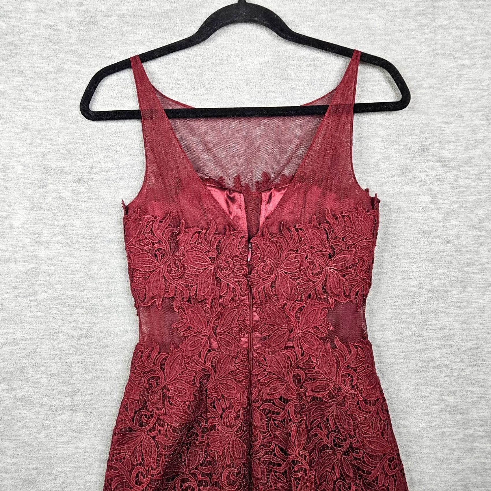 Monique Lhuillier Monique Lhuillier Burgundy Lace Sheath Dress Short Sleeve Round Neck Zip Back Size 0 Womens Size XS / US 0-2 / IT 36-38 - 3 Thumbnail
