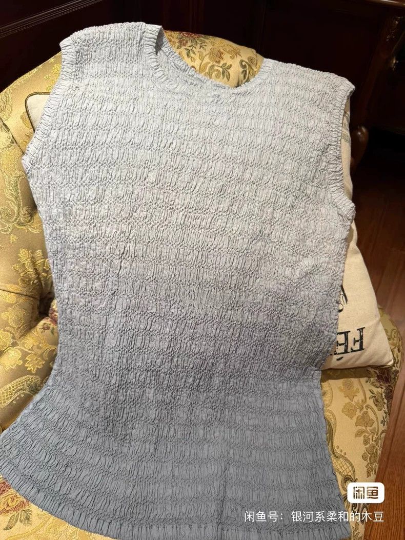 Issey Miyake Issey Miyake size:one size A grey gradient round-neck vest Size S / US 4 / IT 40 - 2 Thumbnail