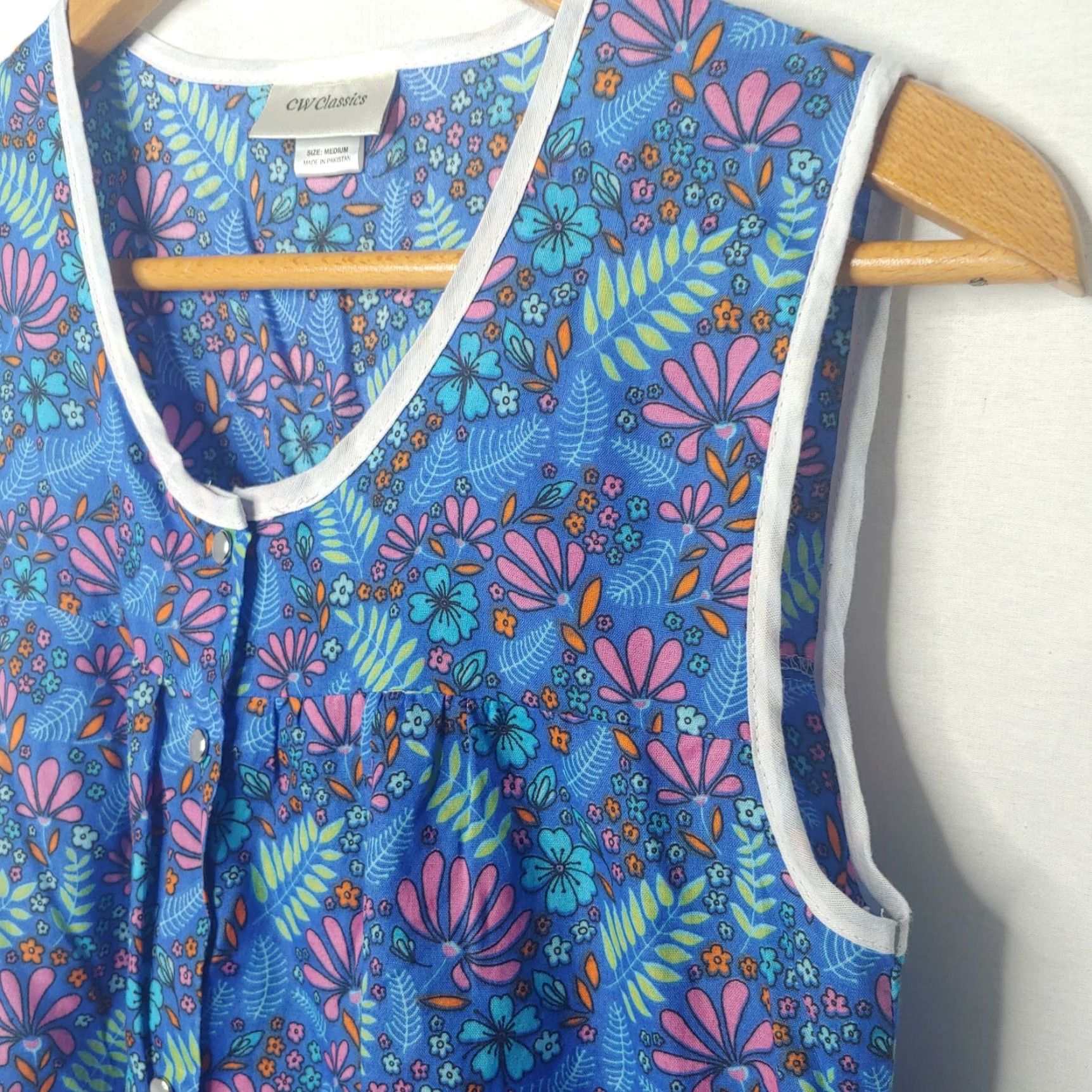 Vintage CW Classics Smock Women Medium Blue Pink Floral Sleeveless Pearl Snap Workwear Size M / US 6-8 / IT 42-44 - 3 Thumbnail