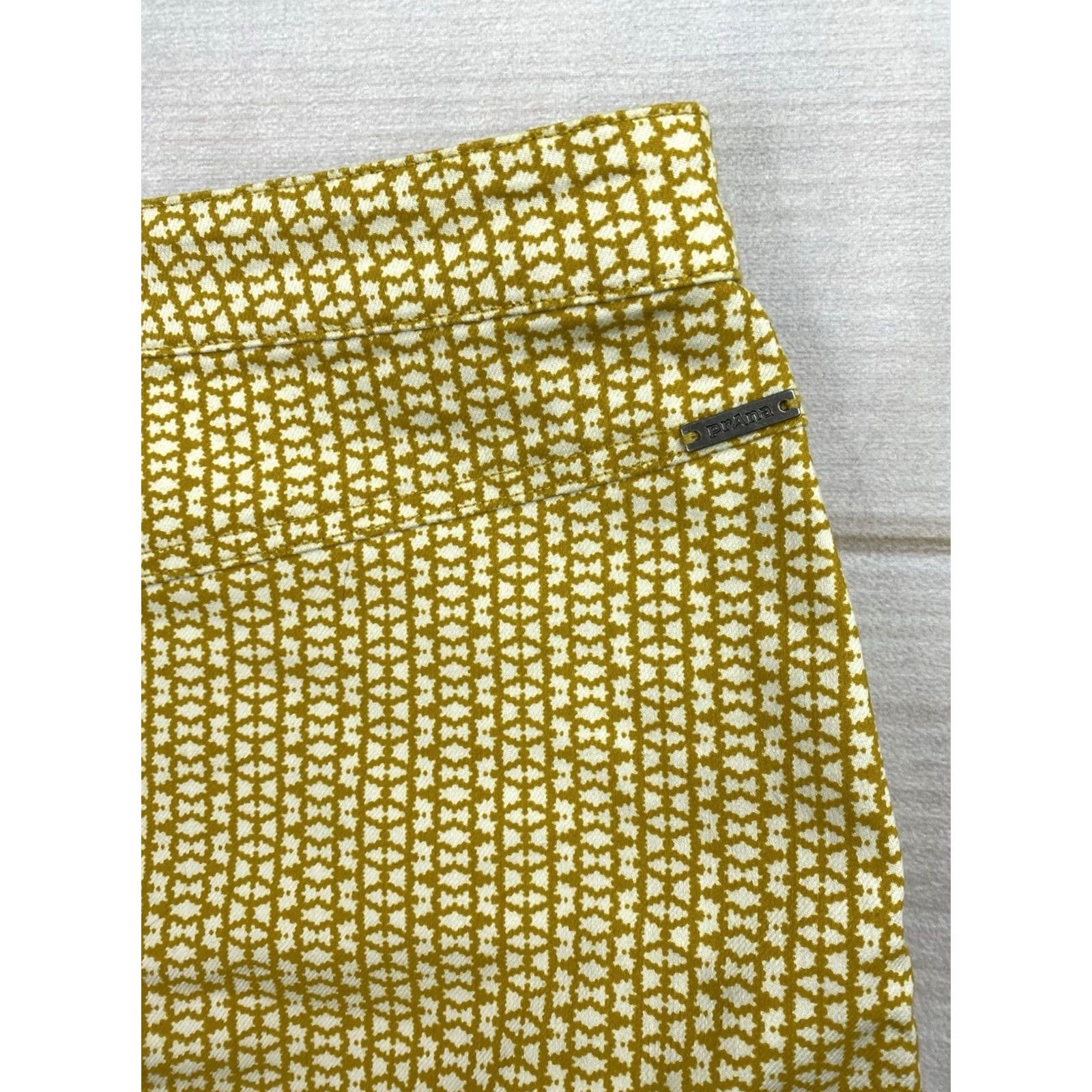 Prana prAna Mini Skirt Sz 6 Gold Geometric Print Outdoor Hiking Casual Shirt? Size 28" / US 6 / IT 42 - 8 Thumbnail
