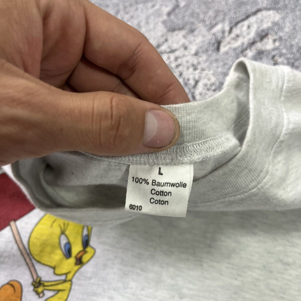 Vintage Vintage 1996 Tweety Bird Sylevester Looney T-Shirt Size US L / EU 52-54 / 3 - 8 Thumbnail