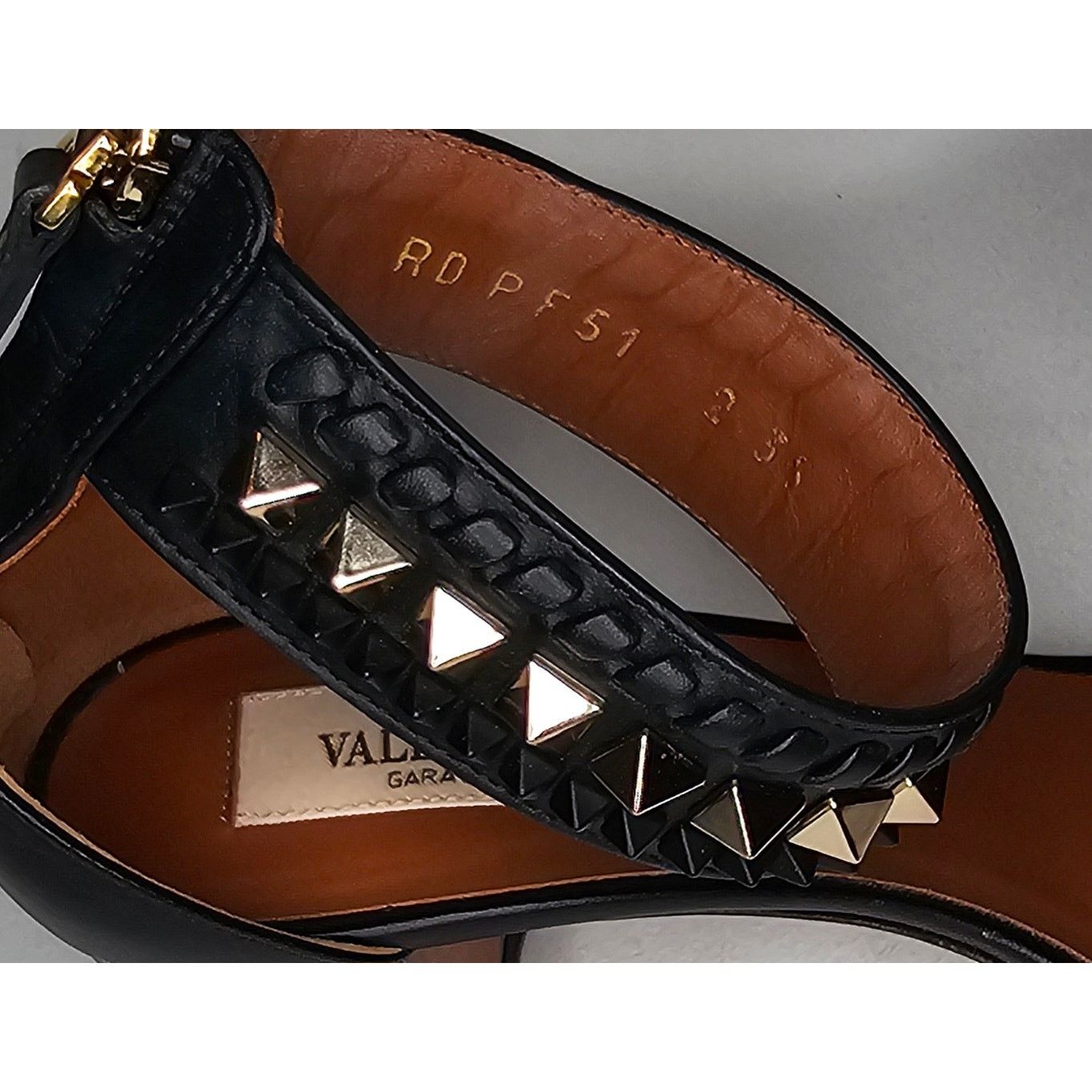 Valentino Valentino Garavani Rockstud black leather sandals Size US 5 / IT 35 - 6 Thumbnail