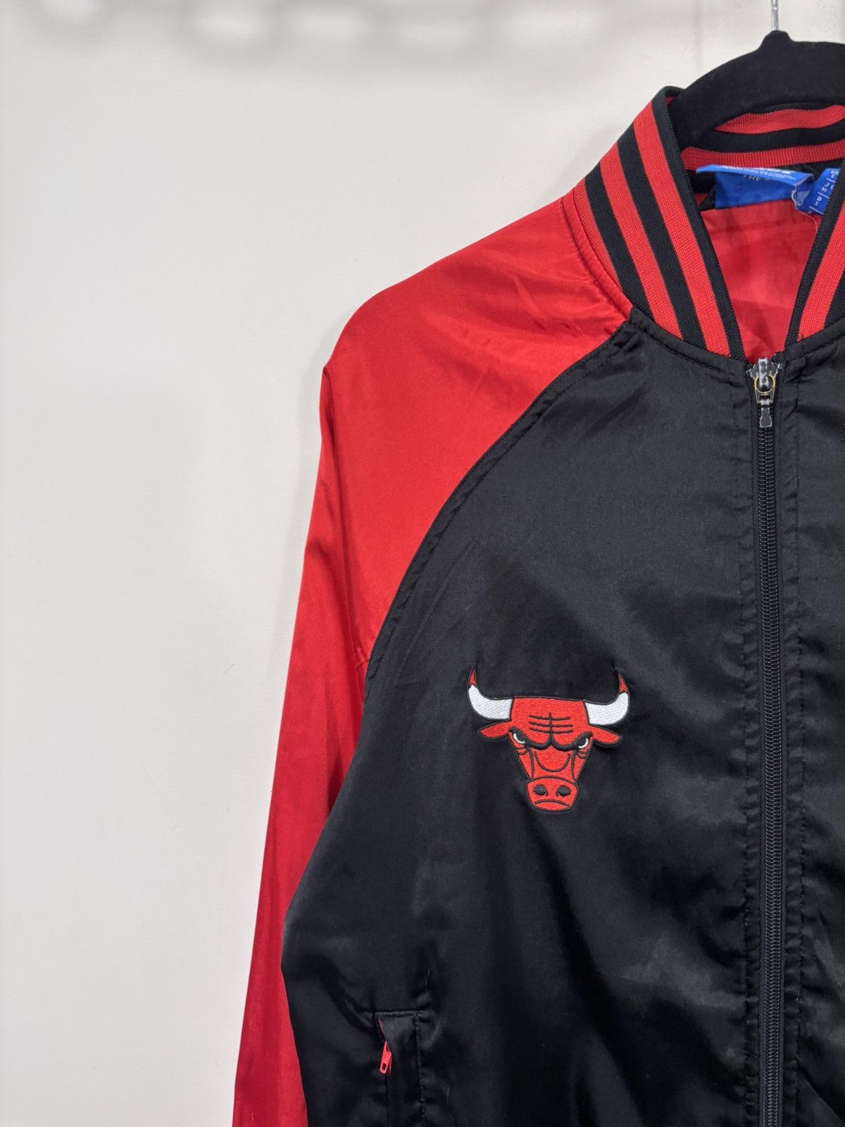 Adidas Adidas Chicago Bulls 2013 Men’s Rare NBA Satin Bomber Jacket Size US S / EU 44-46 / 1 - 4 Thumbnail