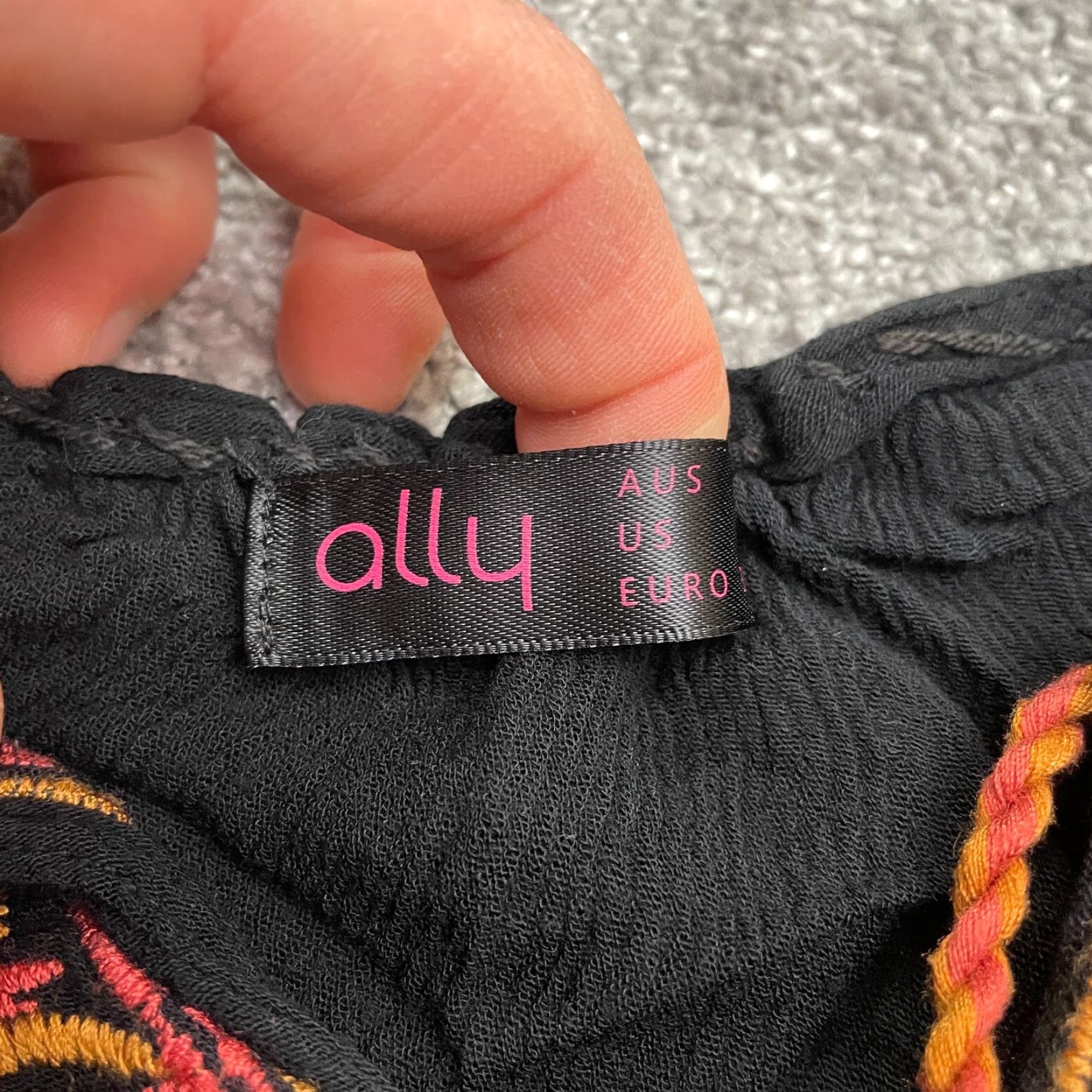 Bally Ally Blouse Top Womens Short Sleeve Black Embroidered Tasseled Bohemian Knit Rayon V-Neck Casual Shirt 4 Size S / US 4 / IT 40 - 5 Thumbnail