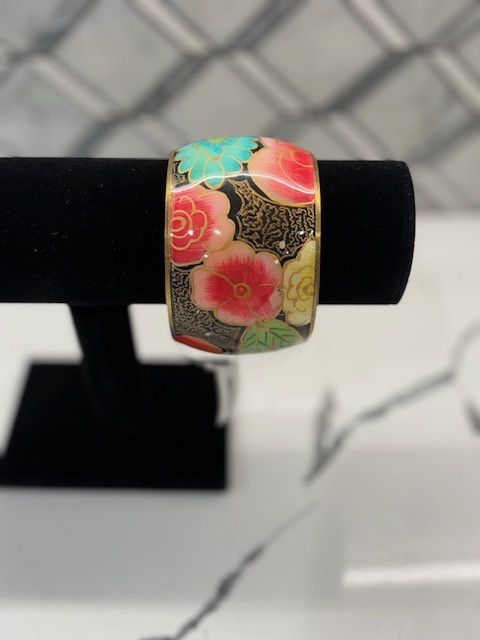 Jewelry Floral Motif Gold Bangle Size ONE SIZE - 1 Thumbnail