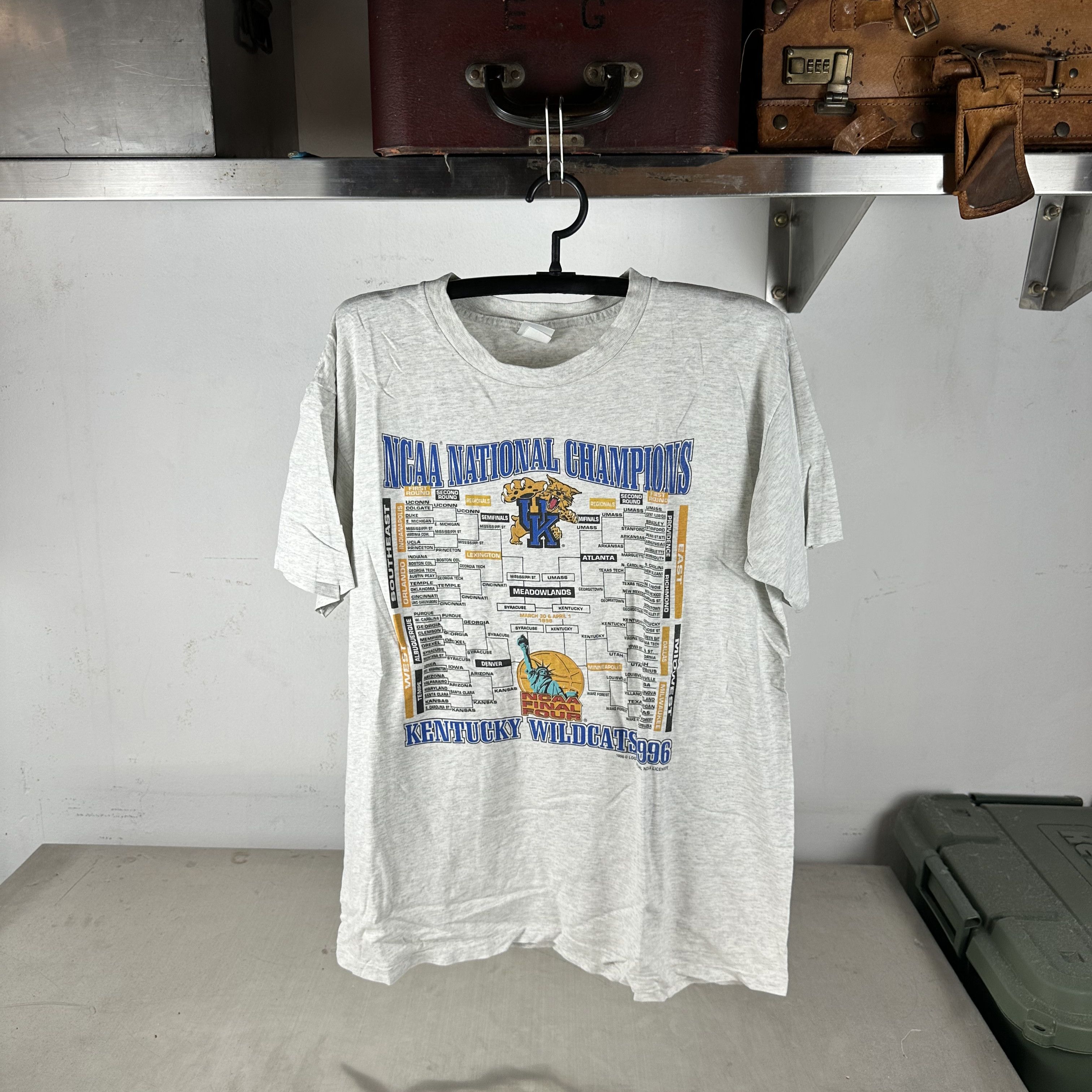 Vintage 1996 Kentucky Wildcats Basketball NCAA NationalChampions Tee Size US XL / EU 56 / 4 - 1 Thumbnail