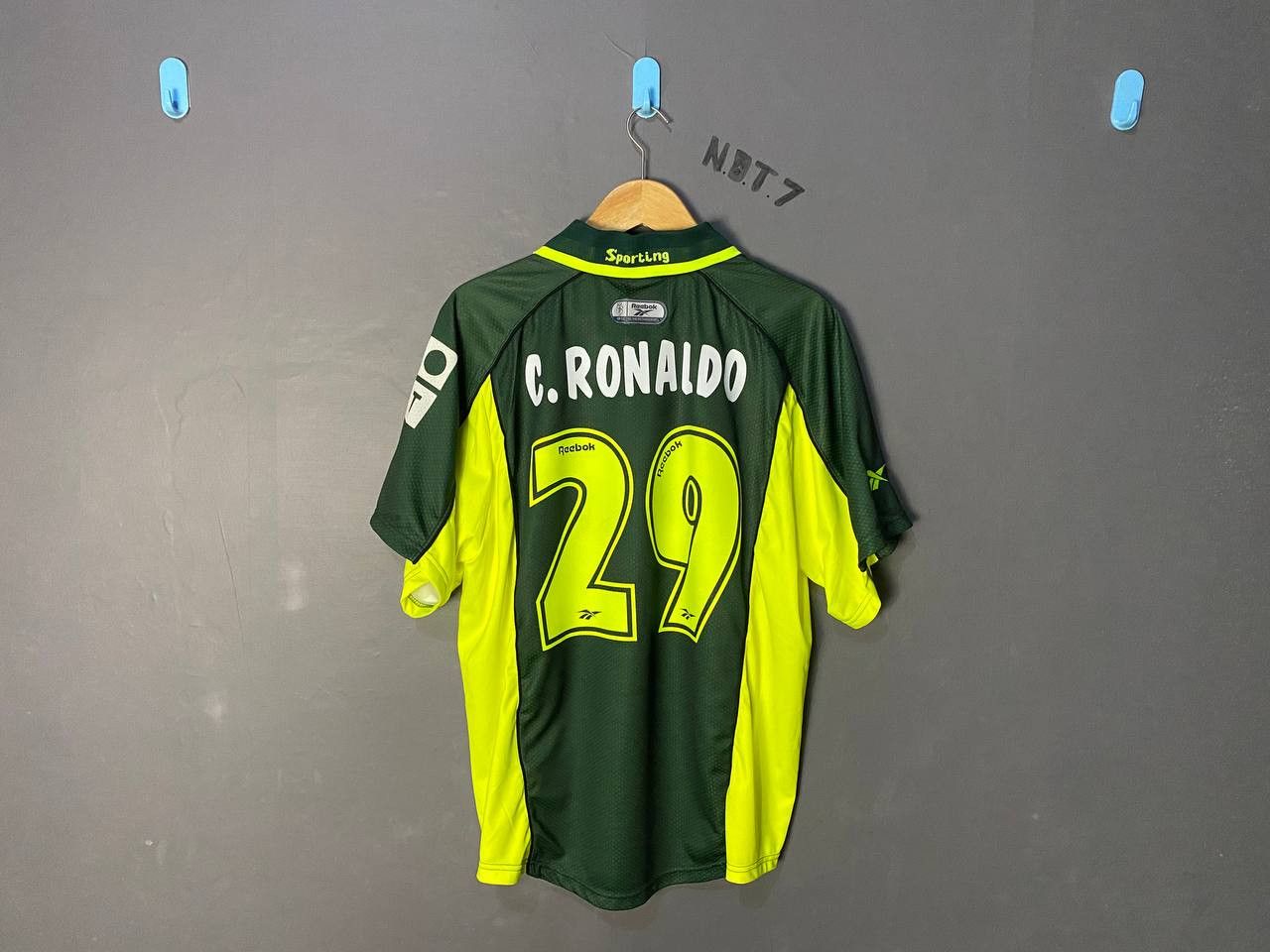 Reebok sporting Lisbon away 2001 Cristiano Ronaldo Size US L / EU 52-54 / 3 - 2 Thumbnail