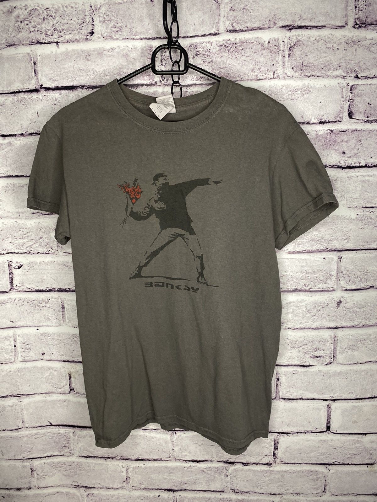 Other Vintage Unfledged Banksy Flower graphic Tee Shirt: Size US S / EU 44-46 / 1 - 1 Thumbnail