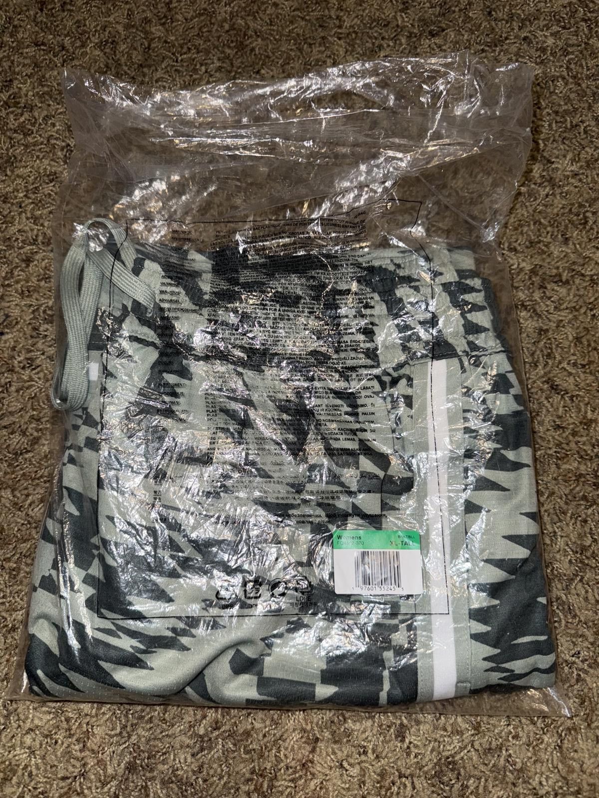 Nike Nike Women’s-Tall Swoosh Fly Crossover Dri-FIT Green Shorts Sample Size 40" / US 18 - 11 Thumbnail