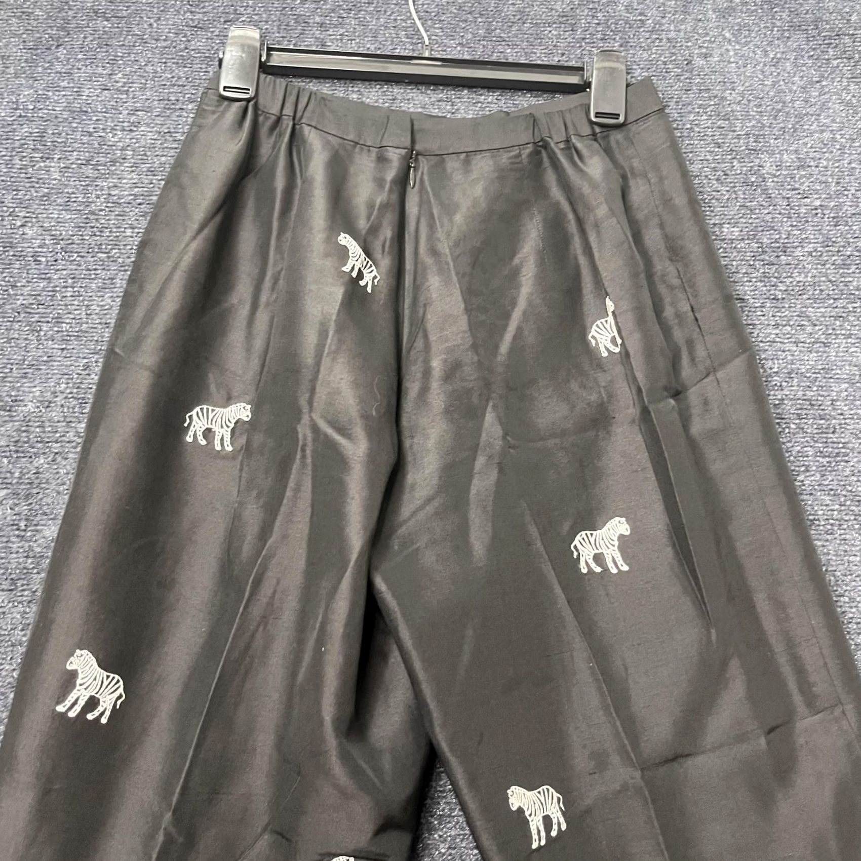 Vintage Vintage Pants Women 8 Black Silk Embroidered Zebra Animal Print Wide-Leg Relaxed Dress Pants Men/Women? Size 30" / US 8 / IT 44 - 6 Thumbnail