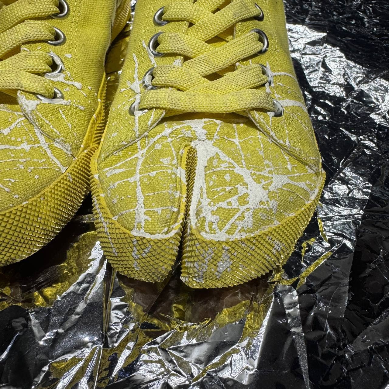 Maison Margiela Maison Margiela paint splatter Tabi canvas sneakers Size US 5 / IT 35 - 2 Thumbnail