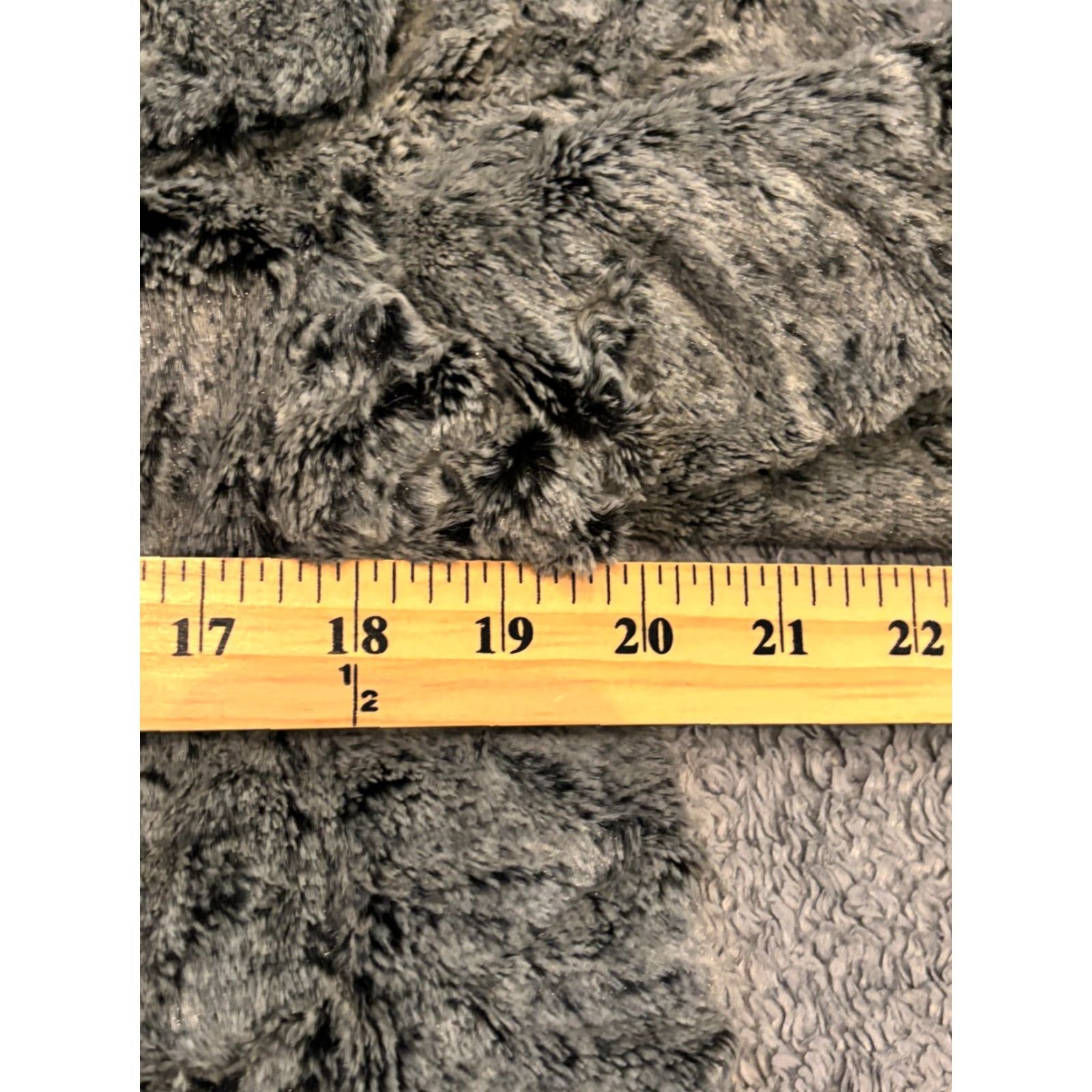 Vintage CAbi #626 Chinchilly Soft Faux Fur Button Down Wide Collar Womens Medium Jacket Woman Regular Grey Chinchilly Faux Fur Size M / US 6-8 / IT 42-44 - 3 Thumbnail