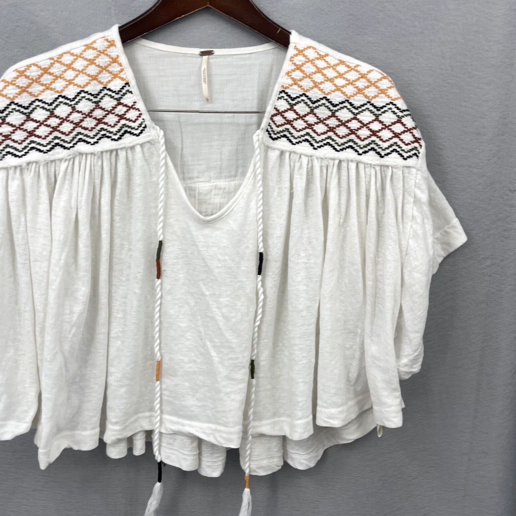 Free People Free People Boho Market Tee Women's Size S White Embroidered Short Sleeve V-Neck T-Shirt Size 28" / US 6 / IT 42 - 3 Thumbnail