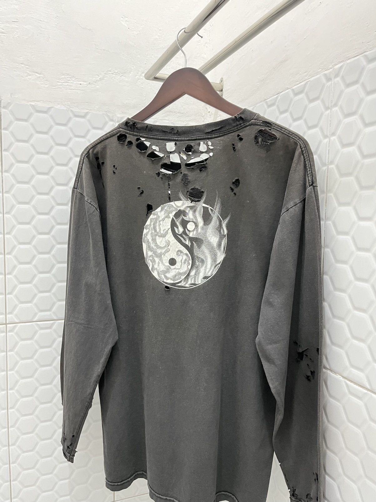 4GSELLER × Vintage Vintage 90's Thrased Dragon Yin Yang Longsleeve Size US L / EU 52-54 / 3 - 6 Thumbnail