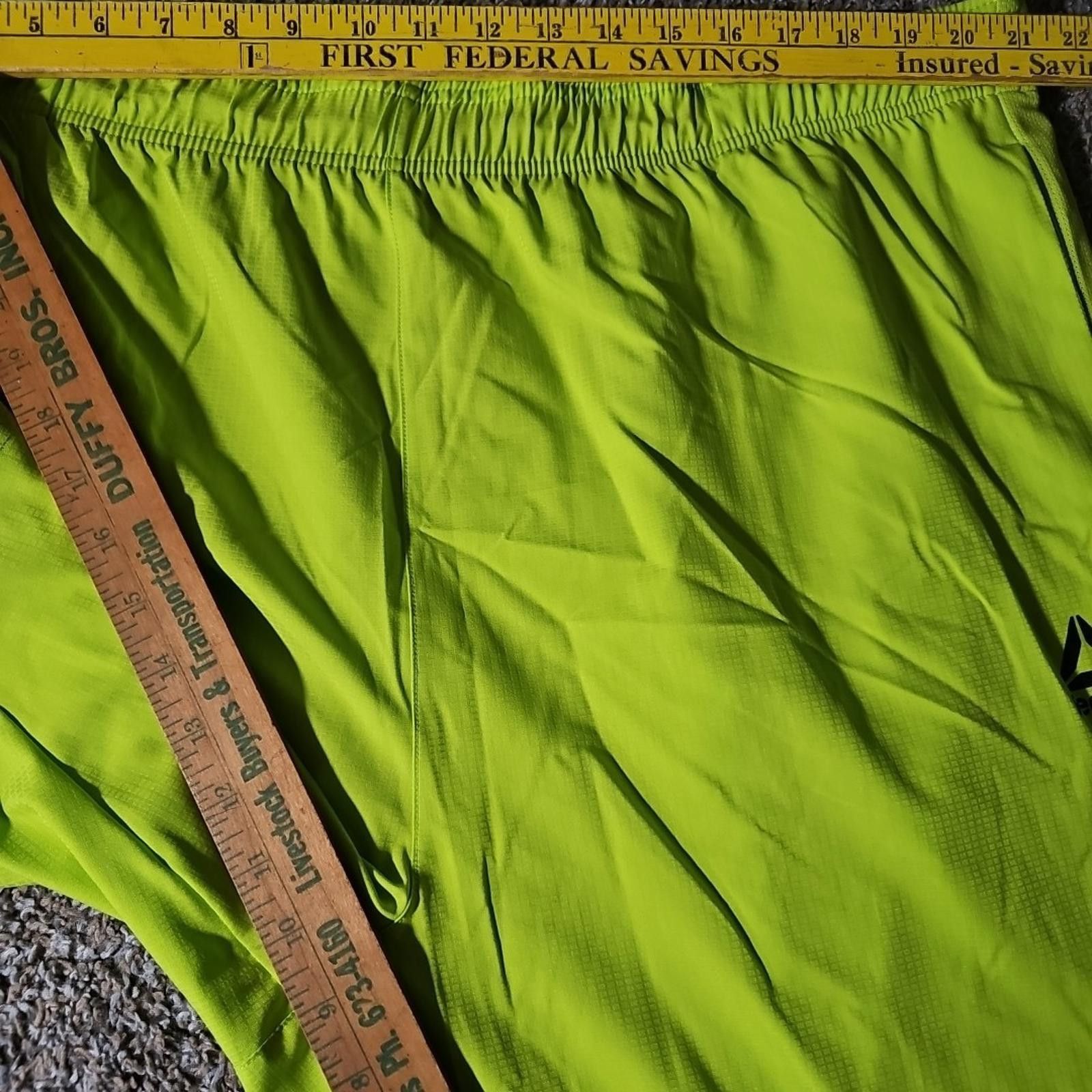 Reebok Reebok 3XL Neon Green Shorts Size US 44 / EU 60 - 5 Thumbnail