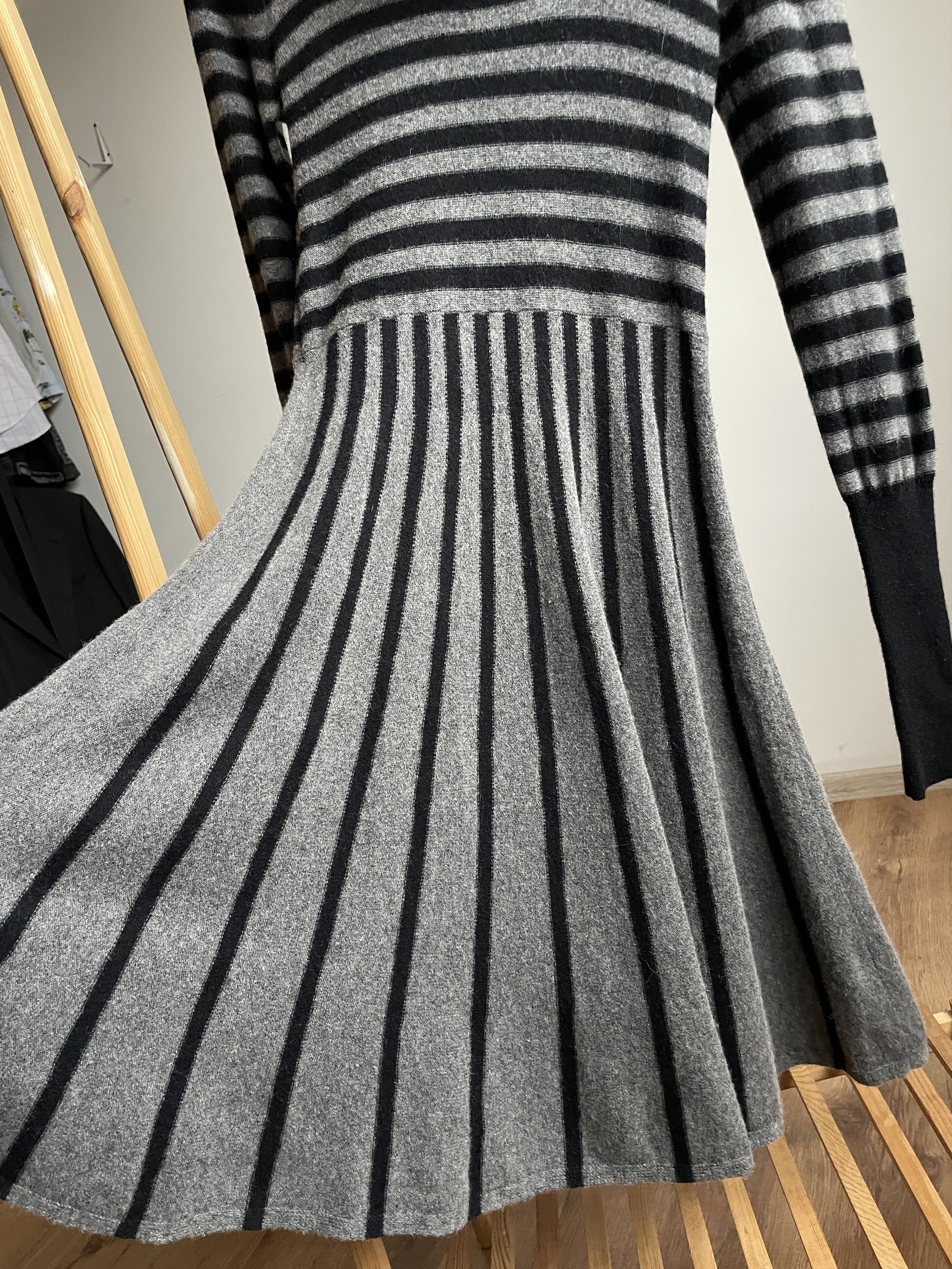 Bcbgmaxazria BCBG Max Azria Roll Neck Striped Wool Cashmere Flared Dress Size M / US 6-8 / IT 42-44 - 6 Thumbnail