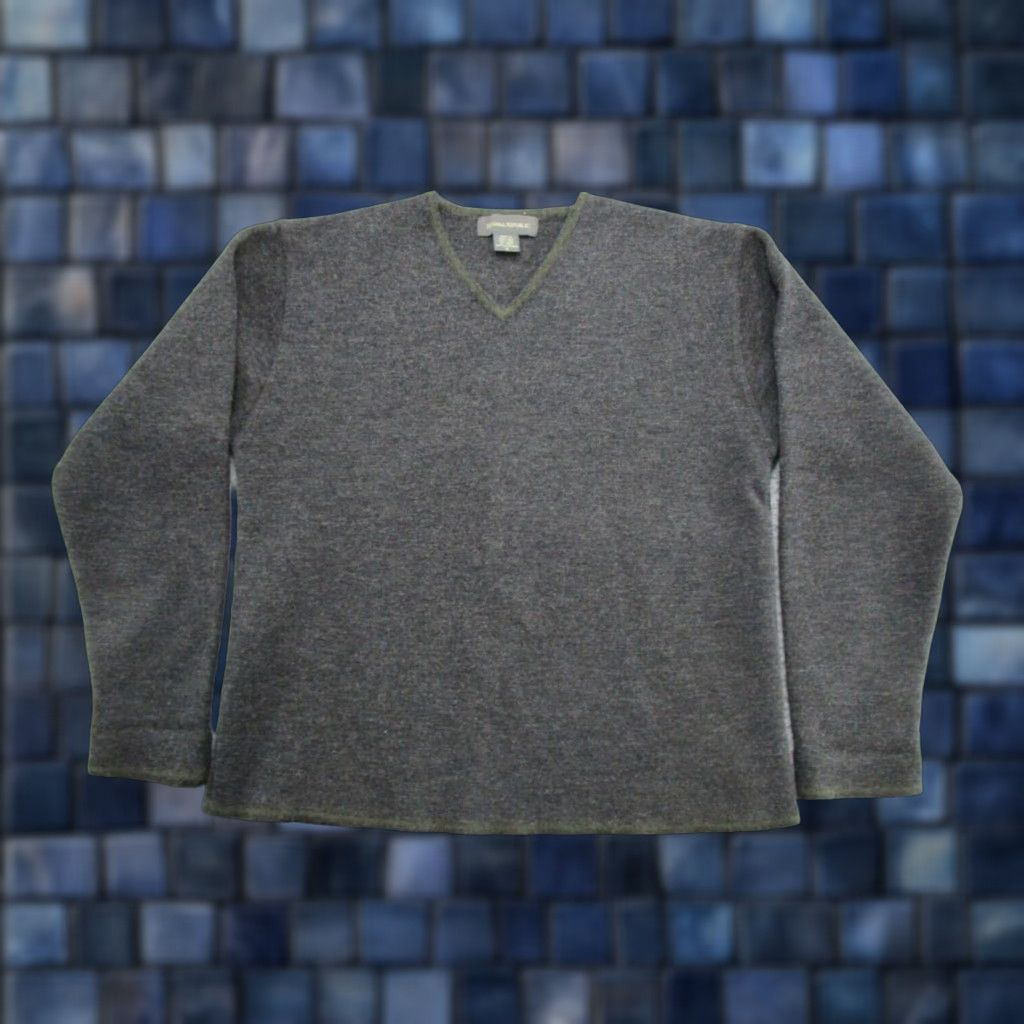 Banana Republic VINTAGE Banana Republic Long Sleeve Sweater Men’s V Neck Size S 100% Wool Gray Pullover Mens Size US S / EU 44-46 / 1 - 1 Thumbnail