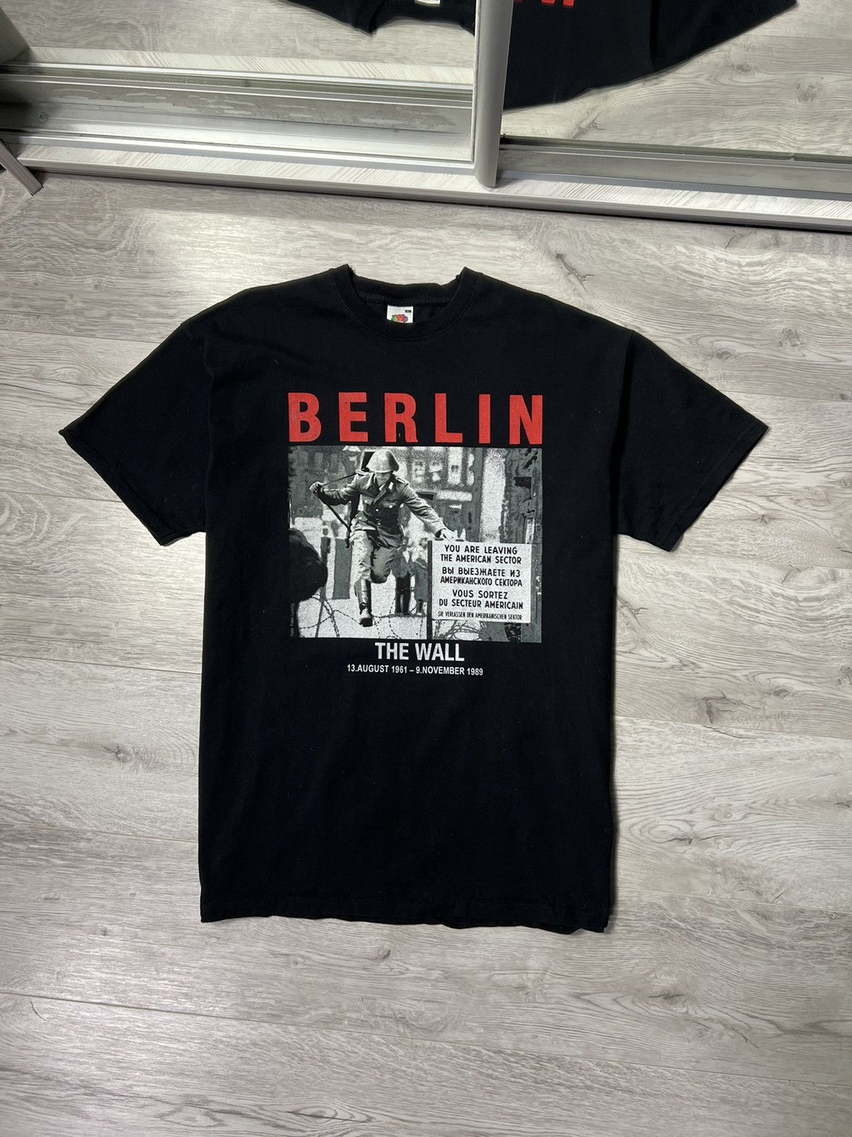 Other × Vintage Vintage Berlin The Wall Army Tee (photo: Peter Leibing) Size US L / EU 52-54 / 3 - 1 Thumbnail