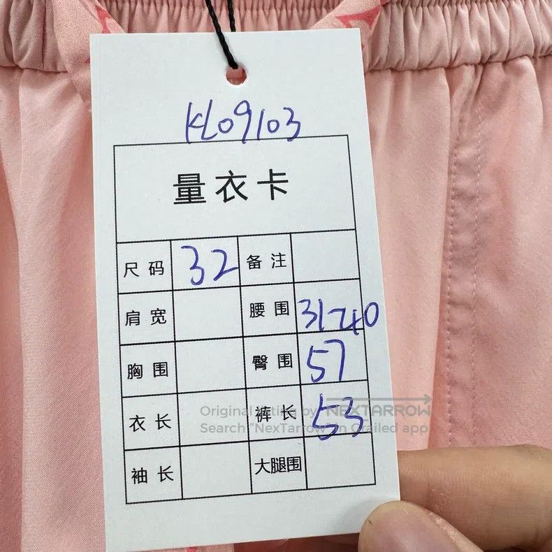 Louis Vuitton Louis Vuitton Pink presbyopic gold button silk shorts Size US 32 / EU 48 - 7 Thumbnail