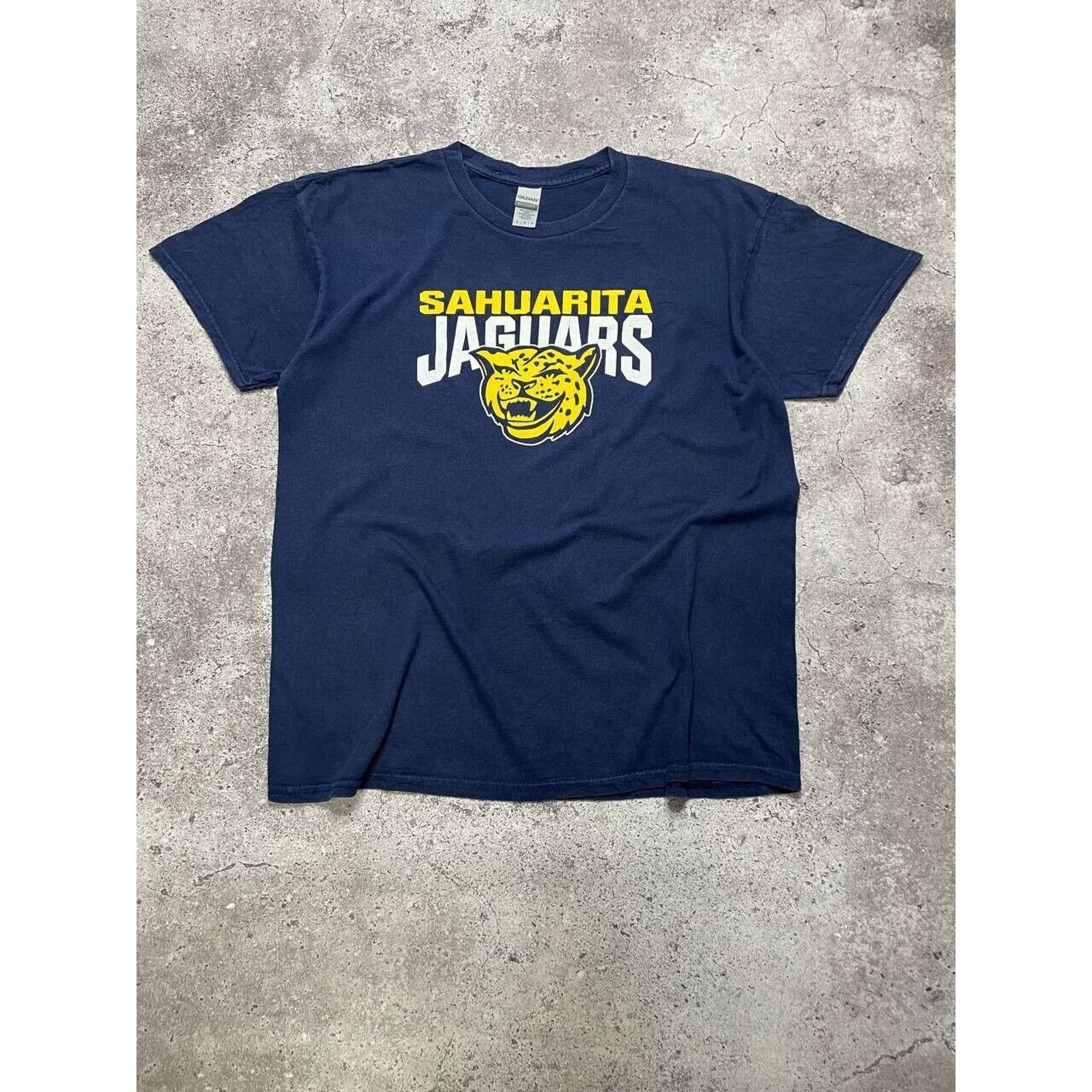 Gildan Vintage Sahuarita Jaguars Graphic T-Shirt Navy Blue Size L Size US L / EU 52-54 / 3 - 1 Thumbnail