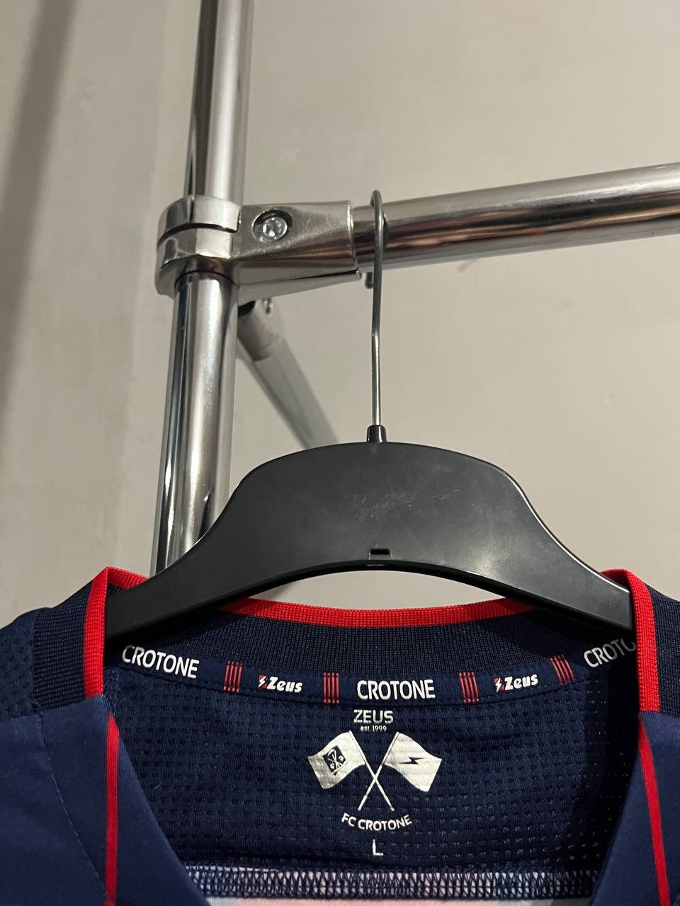 Sports Specialties 2018/19 CROTONE FC HOME SOCCER JERSEY FOOTBALL SHIRT ZEUS L Size US L / EU 52-54 / 3 - 9 Thumbnail