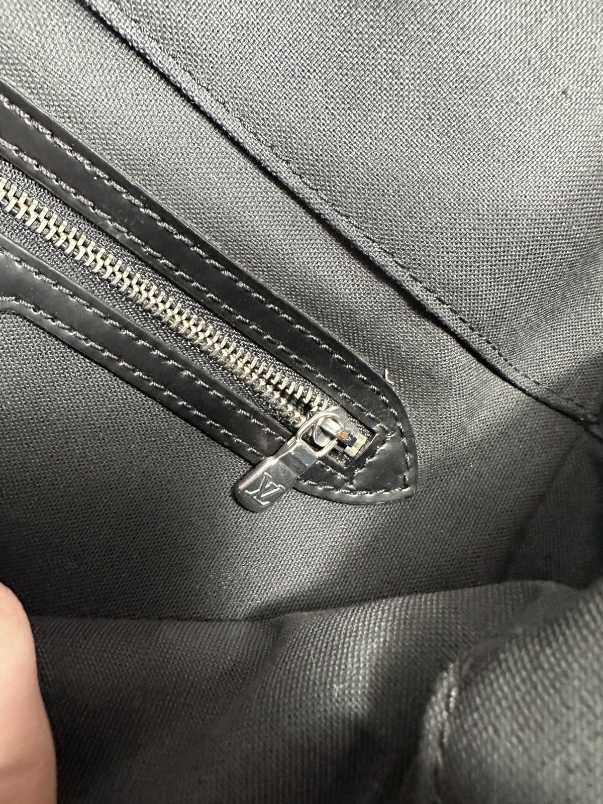 Louis Vuitton Louis Vuitton shoulder bag taiga viktor messenger Size ONE SIZE - 16 Thumbnail