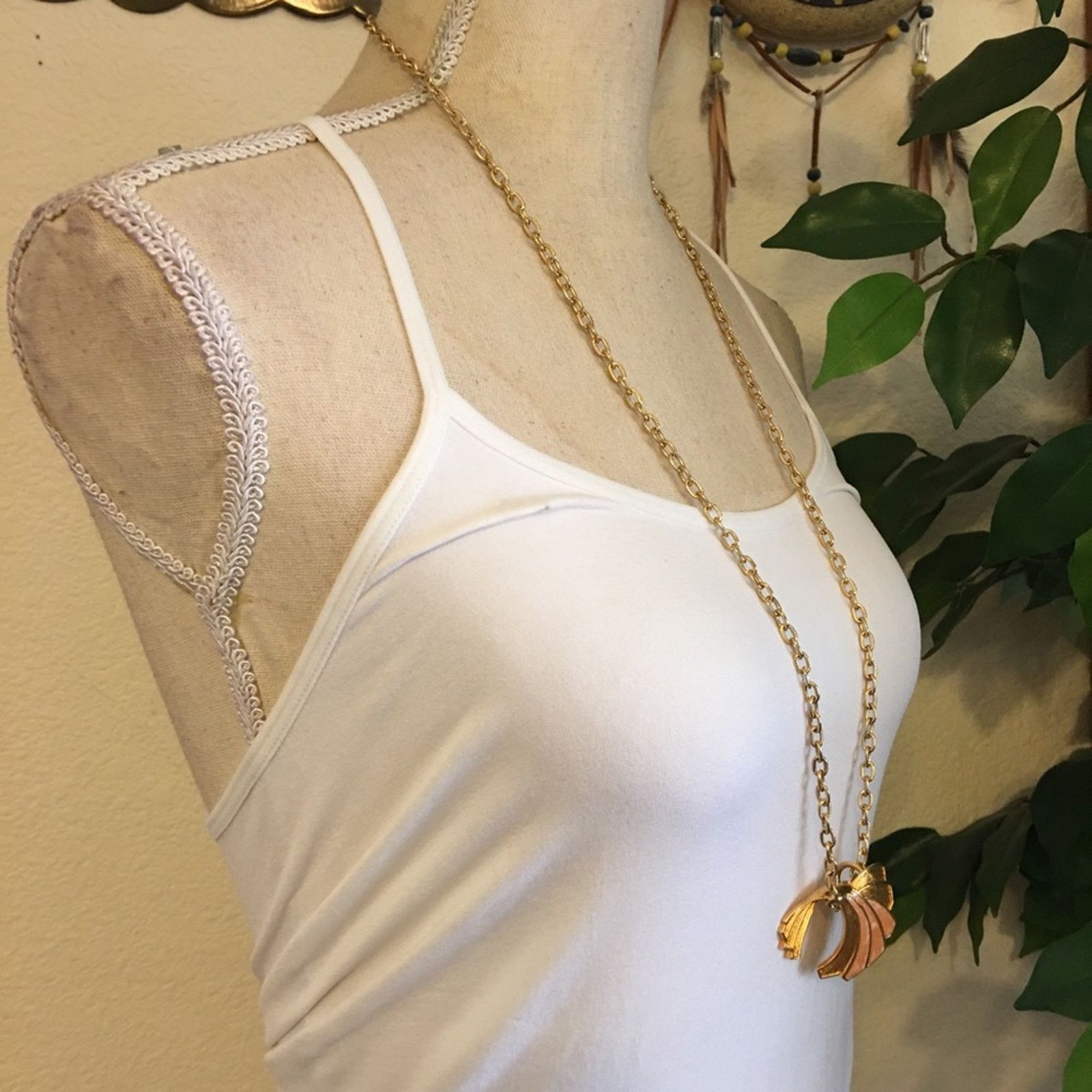 Vintage Vintage Avon enamel fan pendant gold link chain Size ONE SIZE - 2 Thumbnail