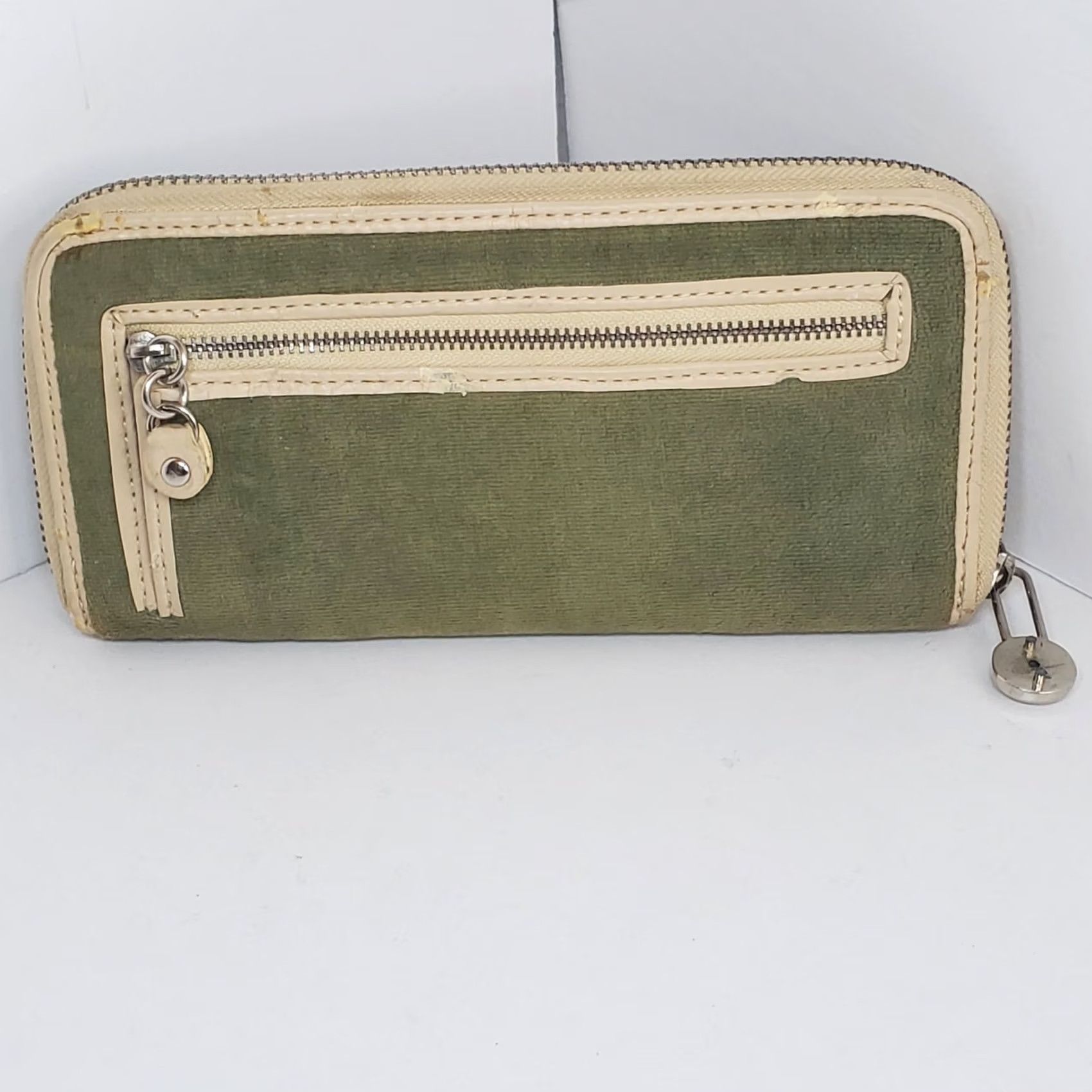 Juicy Couture VINTAGE Juicy Couture Wallet Green Velour Princess Crown Zip-Around Leather Womens L Green Heart Love Y2K 90s Logo Zipper Size ONE SIZE - 3 Thumbnail