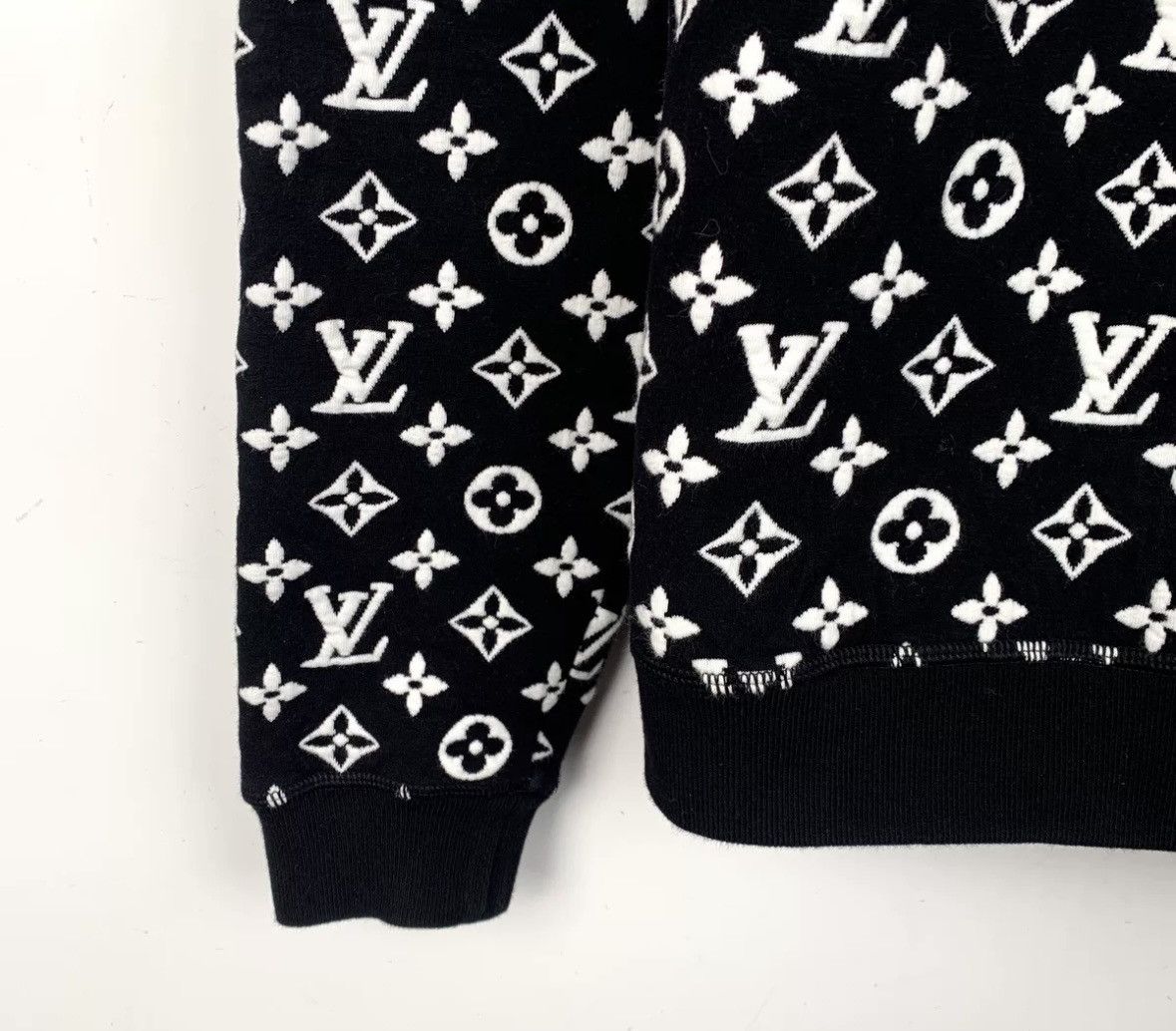 Louis Vuitton Louis Vuitton Lv black round neck long sleeved sweatshirt Size US S / EU 44-46 / 1 - 4 Thumbnail