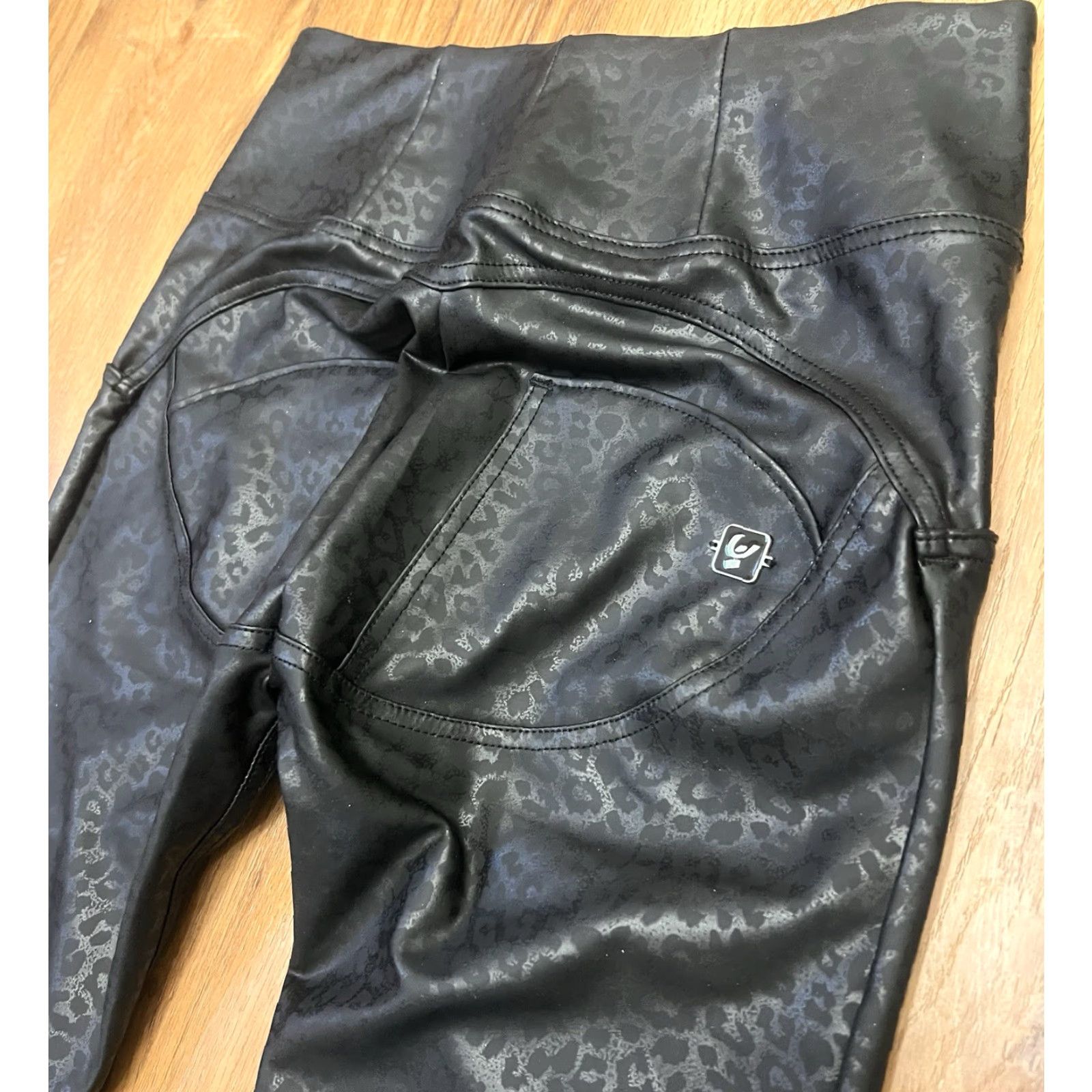 Vintage Freddy Faux Leather Leopard Print Shaping Leggings 6 EUC Size 28" / US 6 / IT 42 - 7 Thumbnail