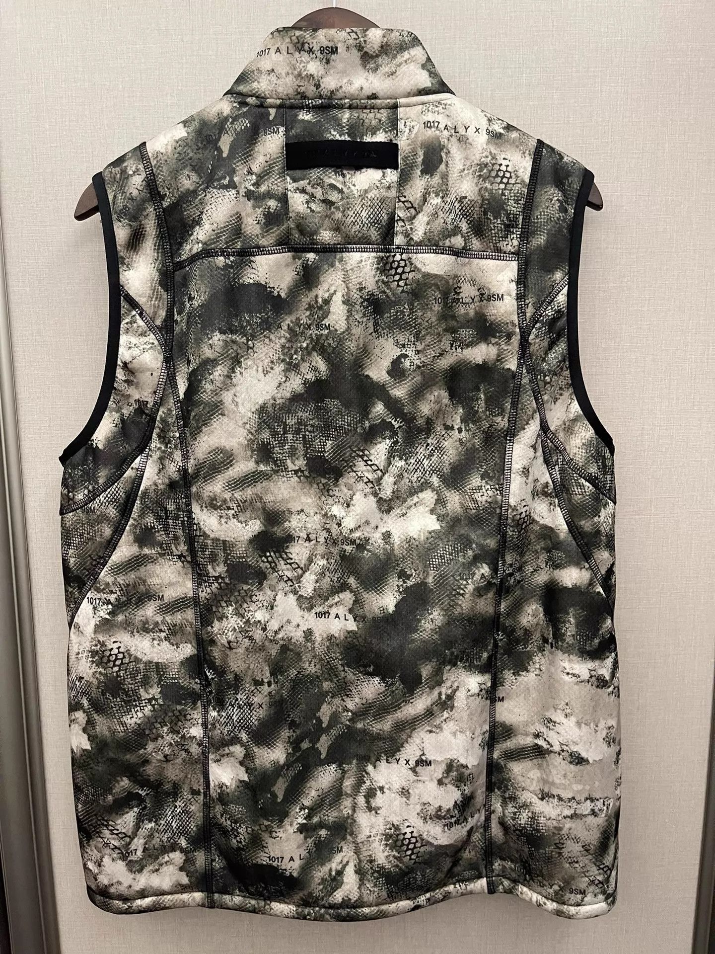 1017 ALYX 9SM 1017 ALYX 9SM ss19 snake print tactical vest M Size US M / EU 48-50 / 2 - 2 Thumbnail