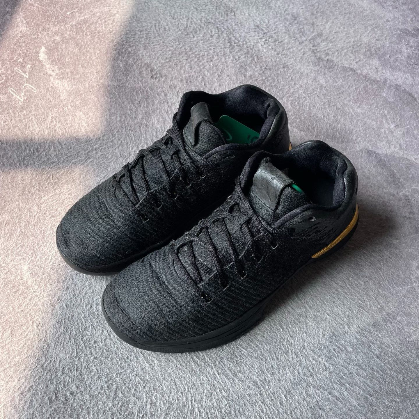 Nike Nike Black Lowtop Sneakers 31 Men Size US 5 / EU 37 - 1 Thumbnail