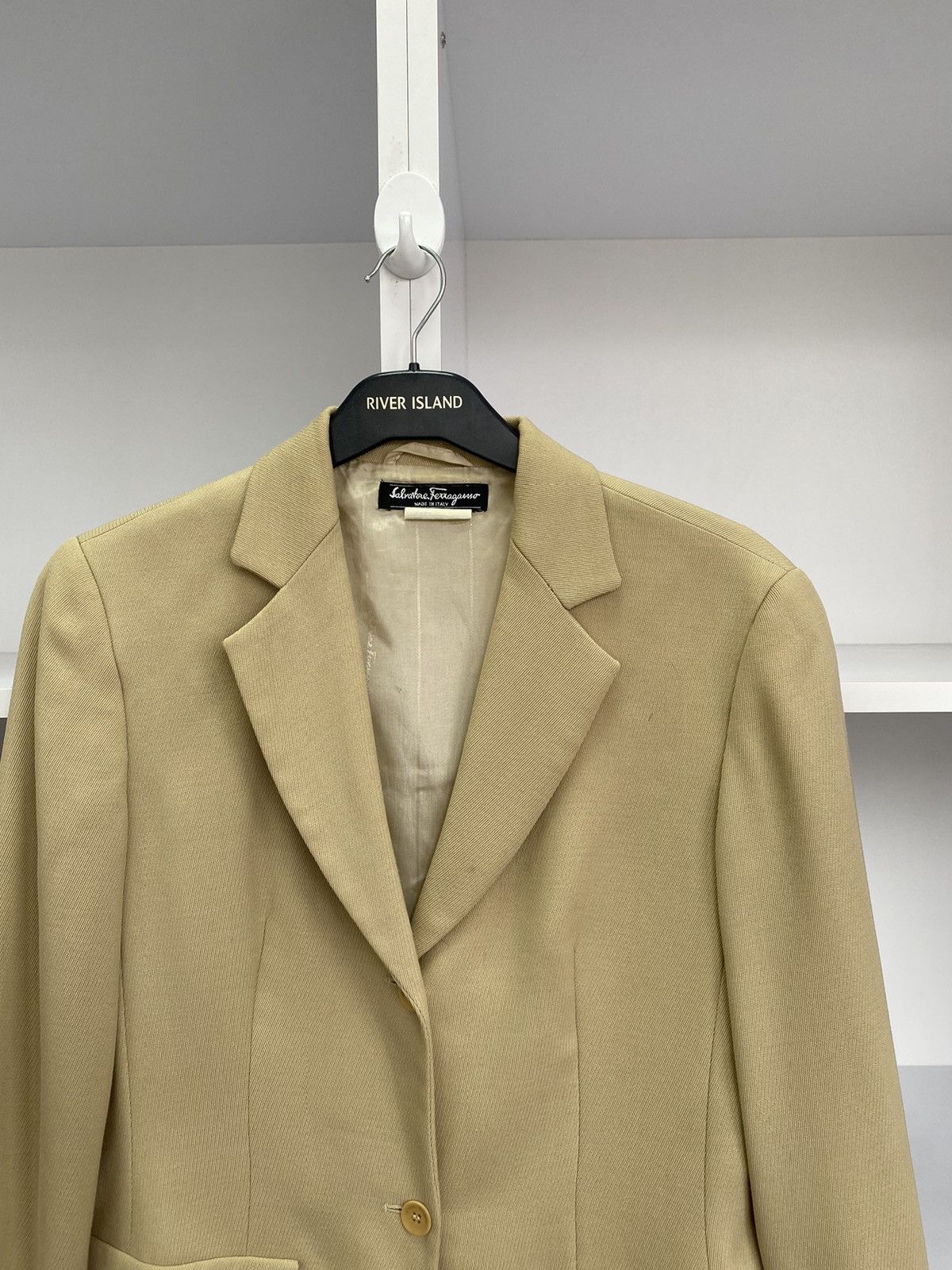 Designer × Salvatore Ferragamo × Vintage Vintage Salvatore Ferragamo beige blazer Size M / US 6-8 / IT 42-44 - 7 Thumbnail