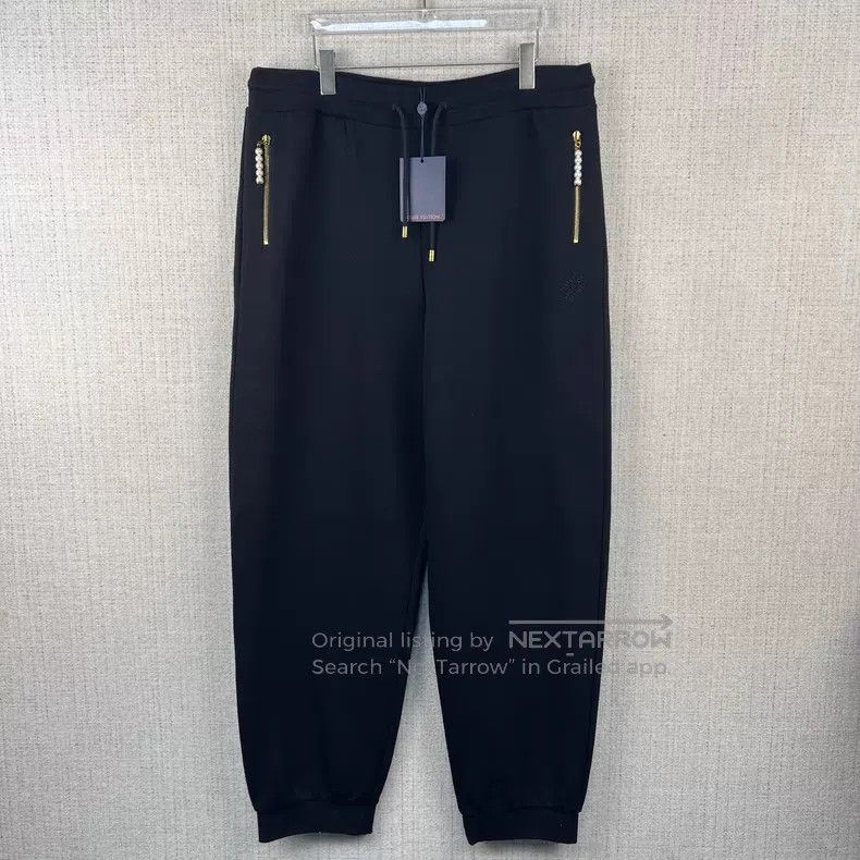 Louis Vuitton Louis Vuitton size 4l Solid logo embroidered beaded zip kni Size US 30 / EU 46 - 1 Thumbnail