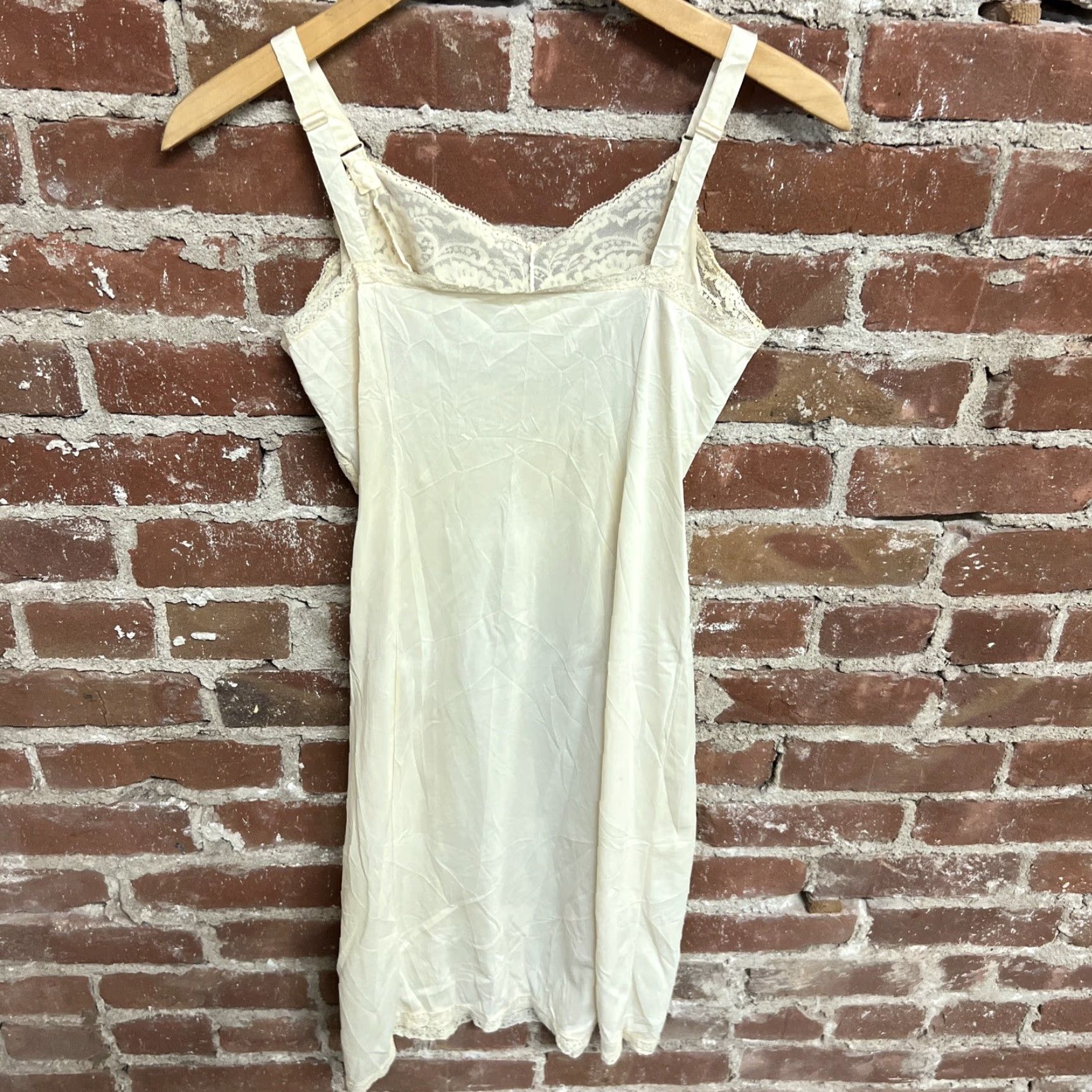 Vintage VINTAGE Wonder Maid Ivory Non Cling Nylon 34 Chantilly Lace Slip Chemise T27 Shirt Womens Size ONE SIZE - 2 Thumbnail