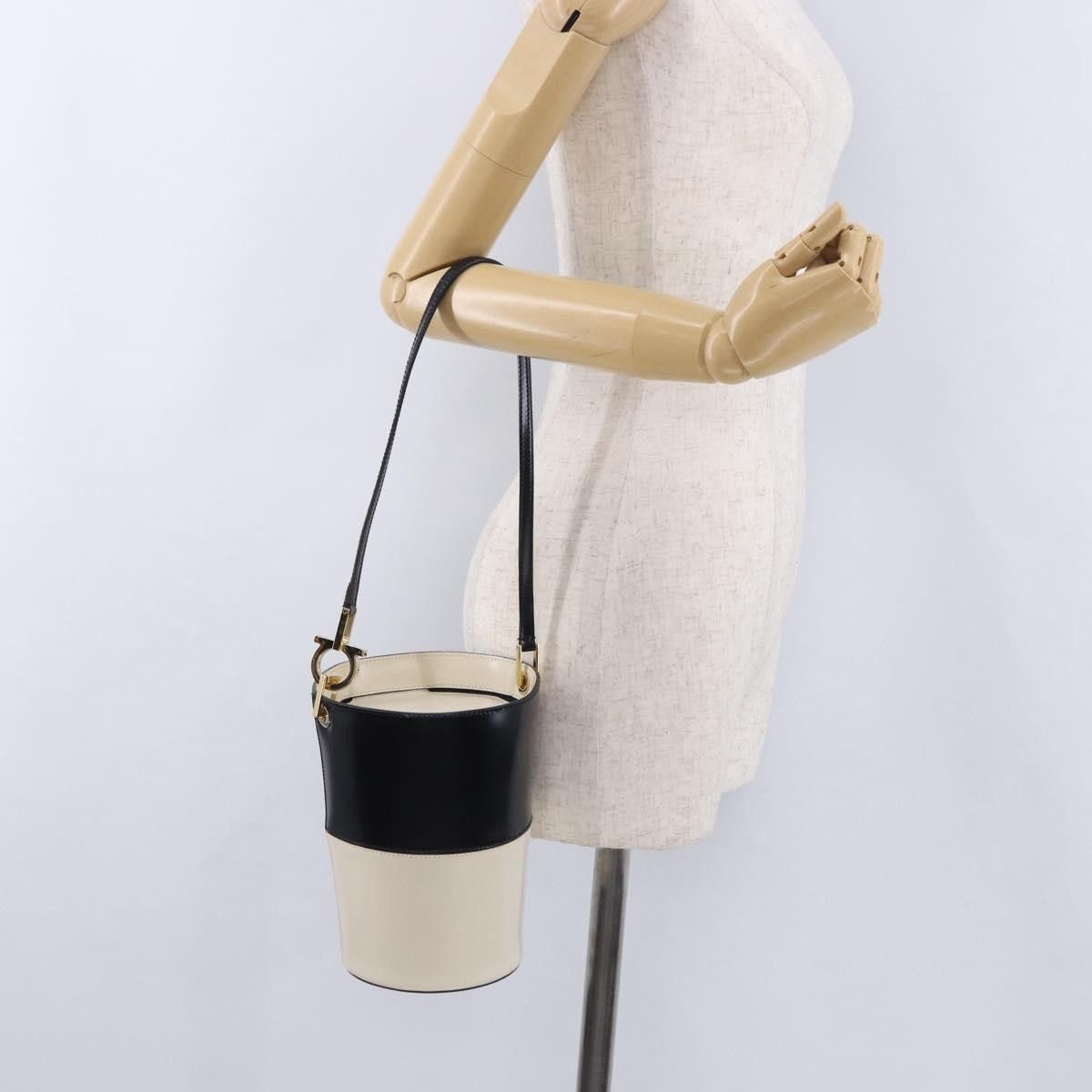 Salvatore Ferragamo Salvatore Ferragamo Gancini Shoulder Bag Leather Ivory Gold Size ONE SIZE - 19 Thumbnail