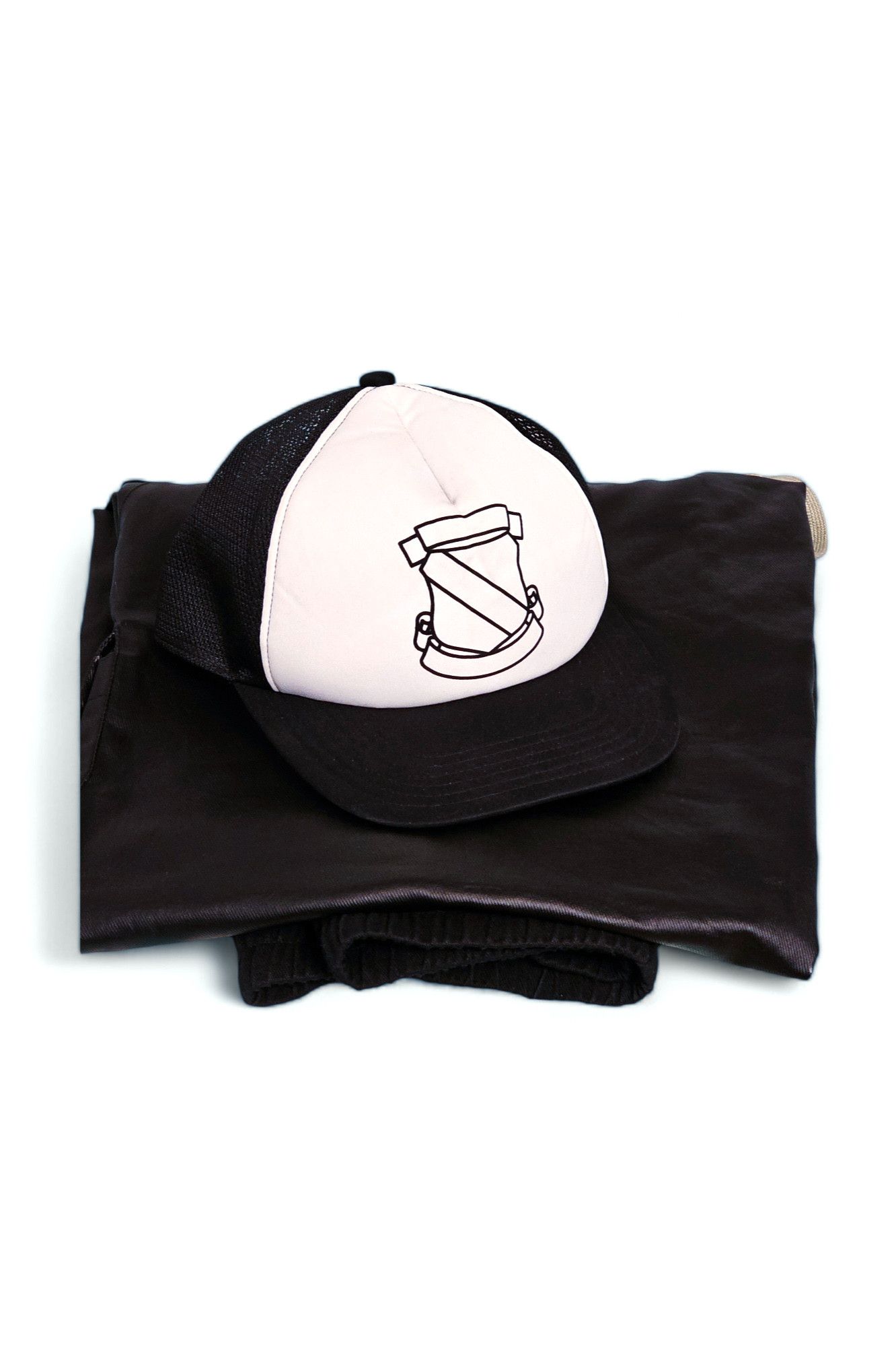 Number (N)ine number (n)ine white shield cap Size ONE SIZE - 2 Thumbnail