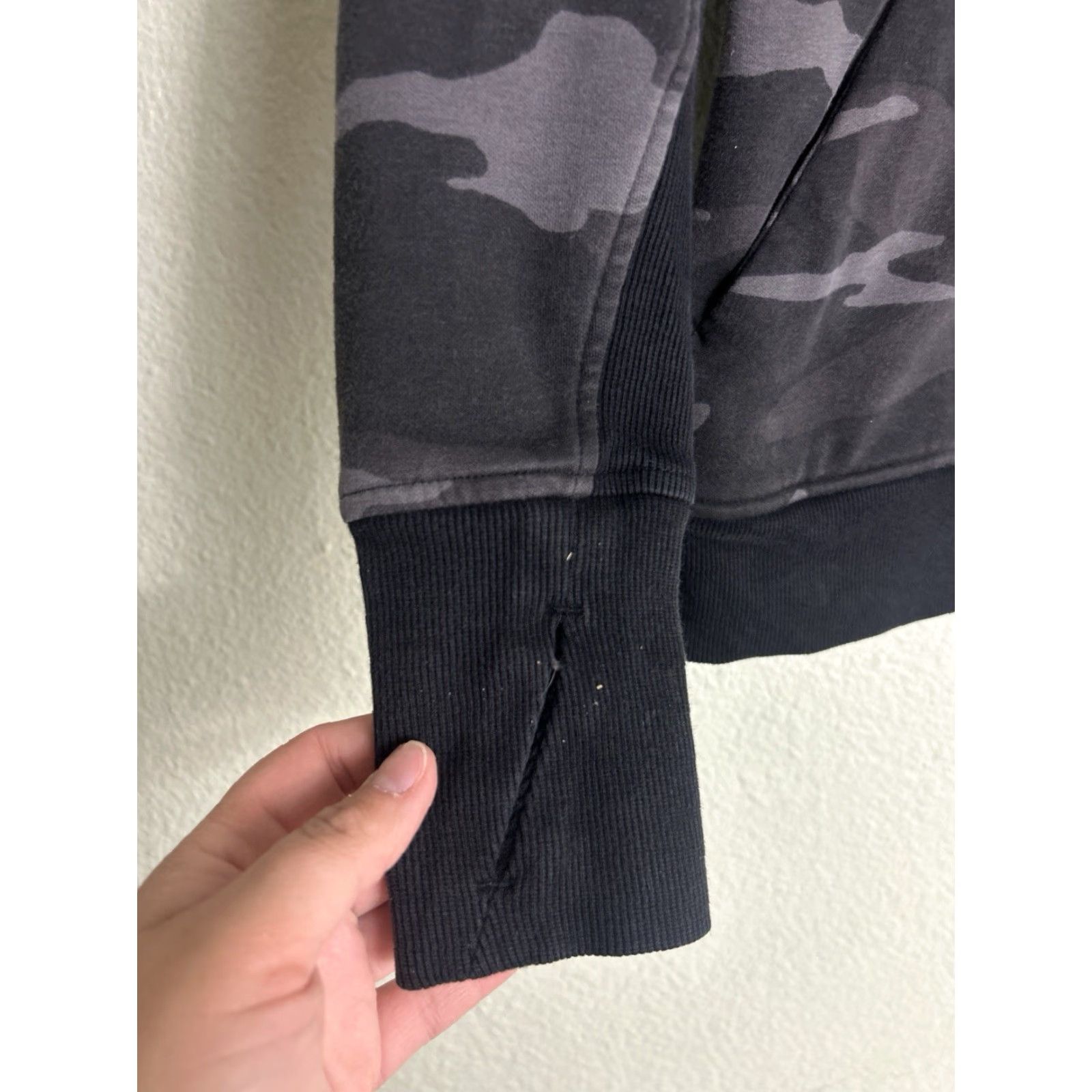 Athleta VINTAGE Athleta Triumph Printed Camo Full Zip Hoodie Sweatshirt Small Black Gray 511504 Size S / US 4 / IT 40 - 3 Thumbnail