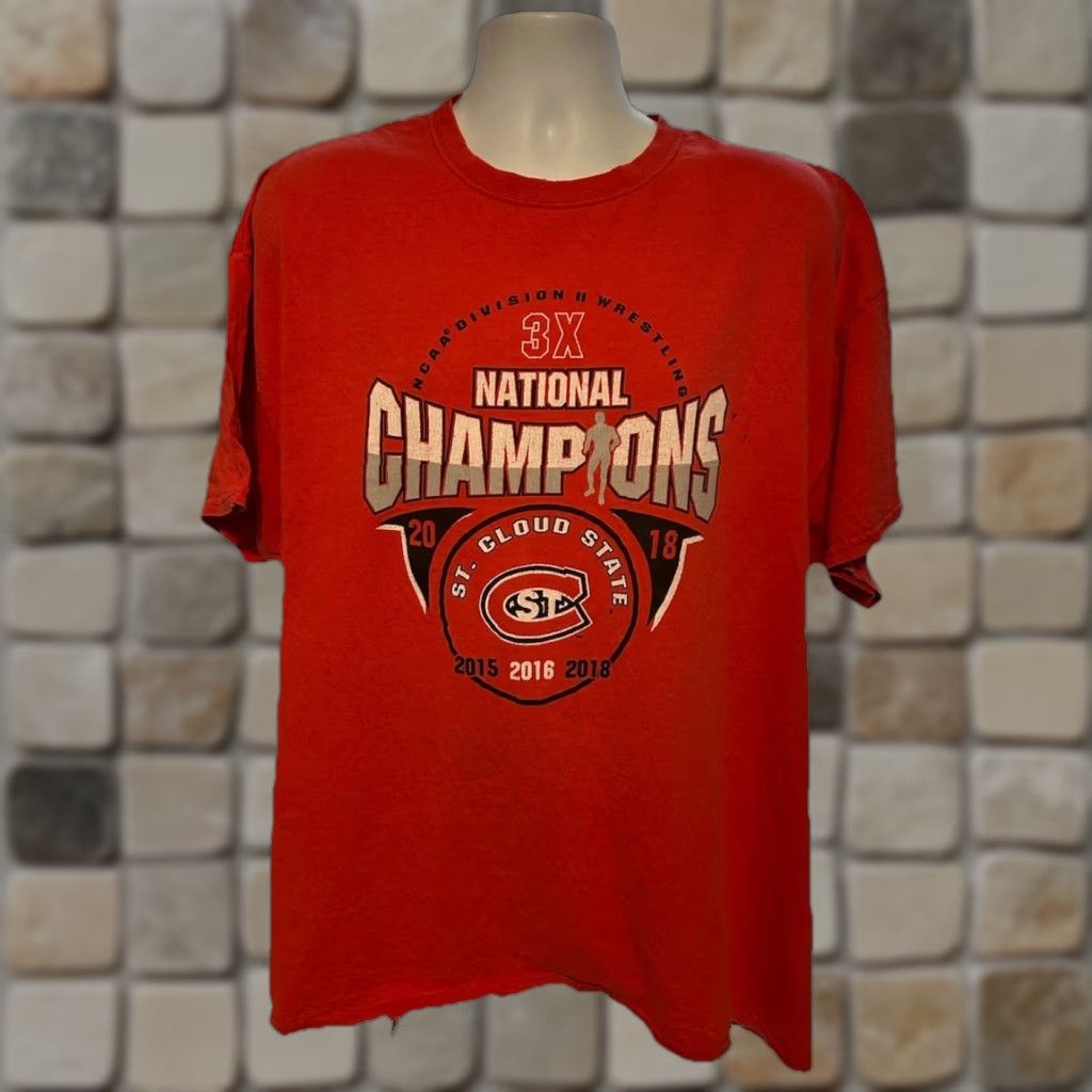 Vintage St Cloud State Champions Shirt Men 2XL Red Short Sleeve 2015 Blue 84 Wrestling Logo Graphic Print Shirt Size US XXL / EU 58 / 5 - 1 Thumbnail