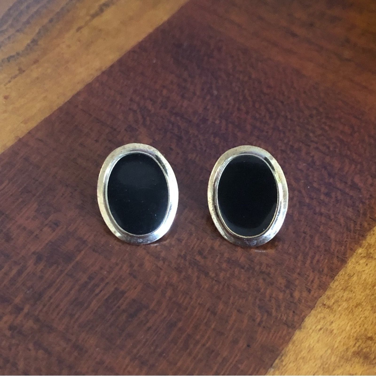 Vintage Vintage oval black enamel gold plated clip on earrings Size ONE SIZE - 1 Thumbnail