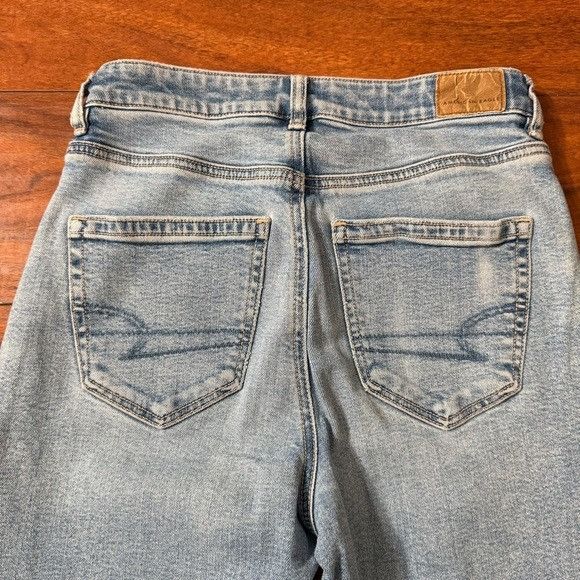 American Eagle Outfitters American Eagle Outfitters Light Blue Straight Leg Mom Jeans Size 26" / US 2 / IT 38 - 2 Thumbnail