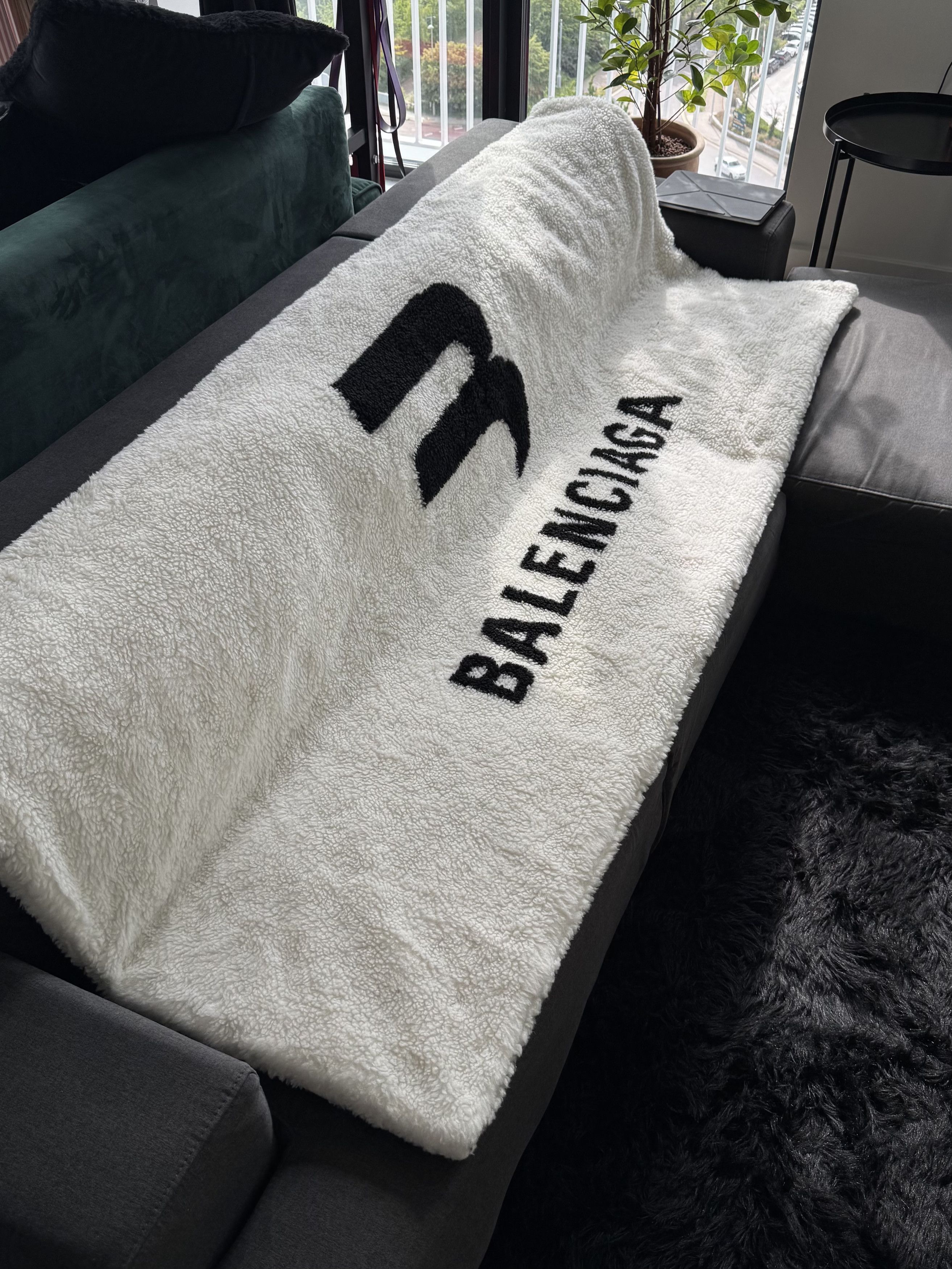 Balenciaga BALENCIAGA 3B Logo Soft Padded Blanket Size ONE SIZE - 2 Thumbnail
