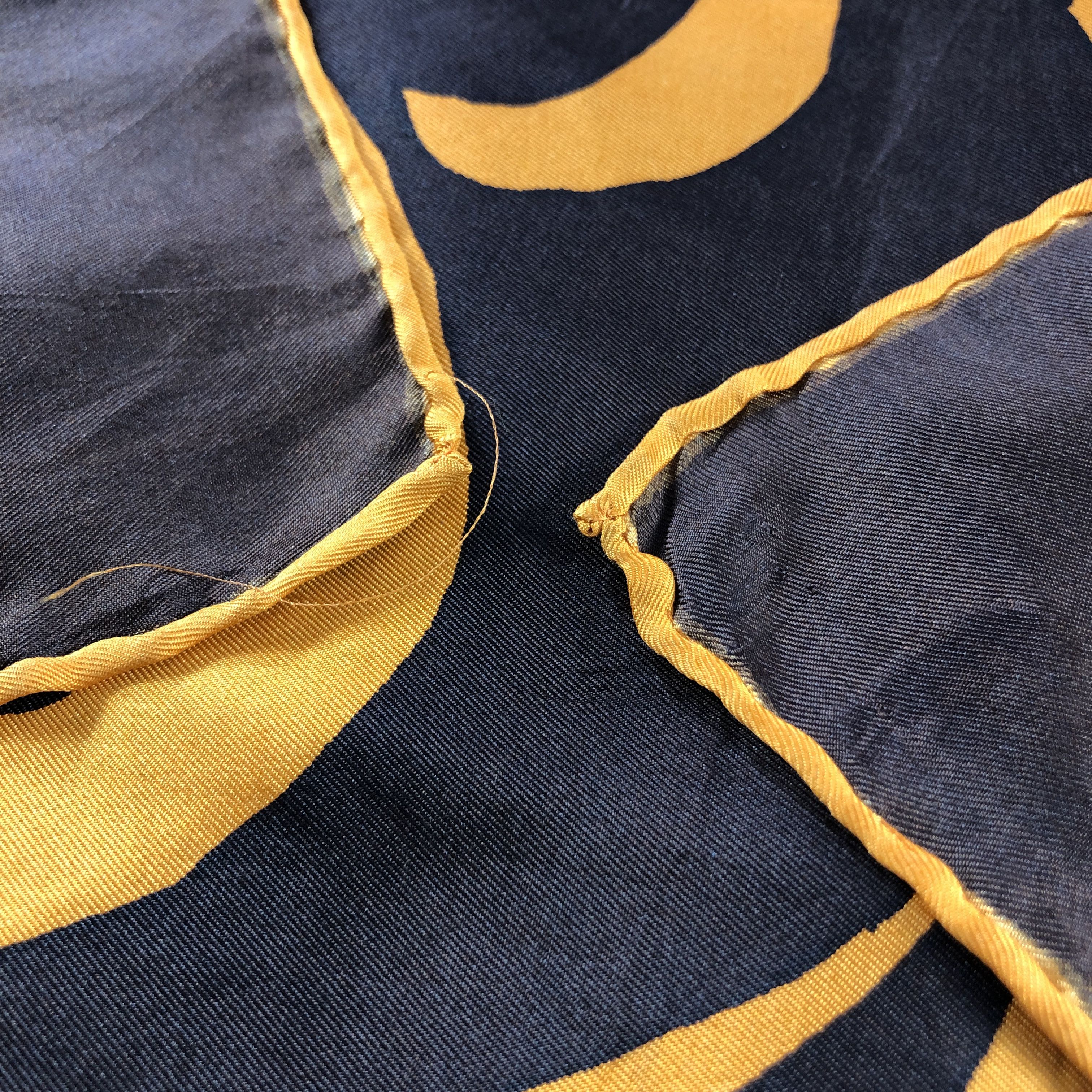 Vintage Vintage Luxury Abstract Rolled Silk Scarf M1364 Size ONE SIZE - 4 Thumbnail