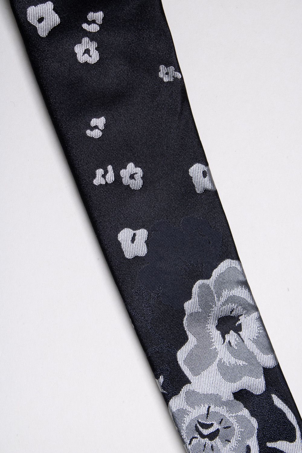 Burberry Burberry, floral printed tie in black Size ONE SIZE - 2 Thumbnail