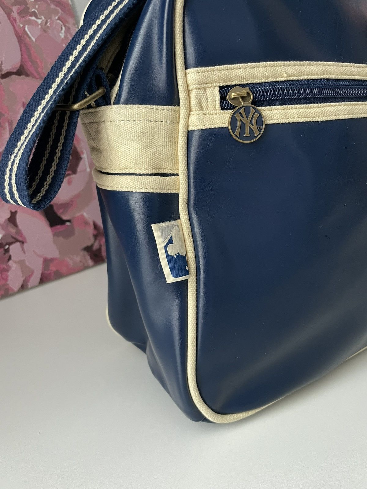 MLB × New York Yankees × Vintage MLB New York Yankees Vintage Leather Bag Y2K Metal Logo Rare Size ONE SIZE - 6 Thumbnail