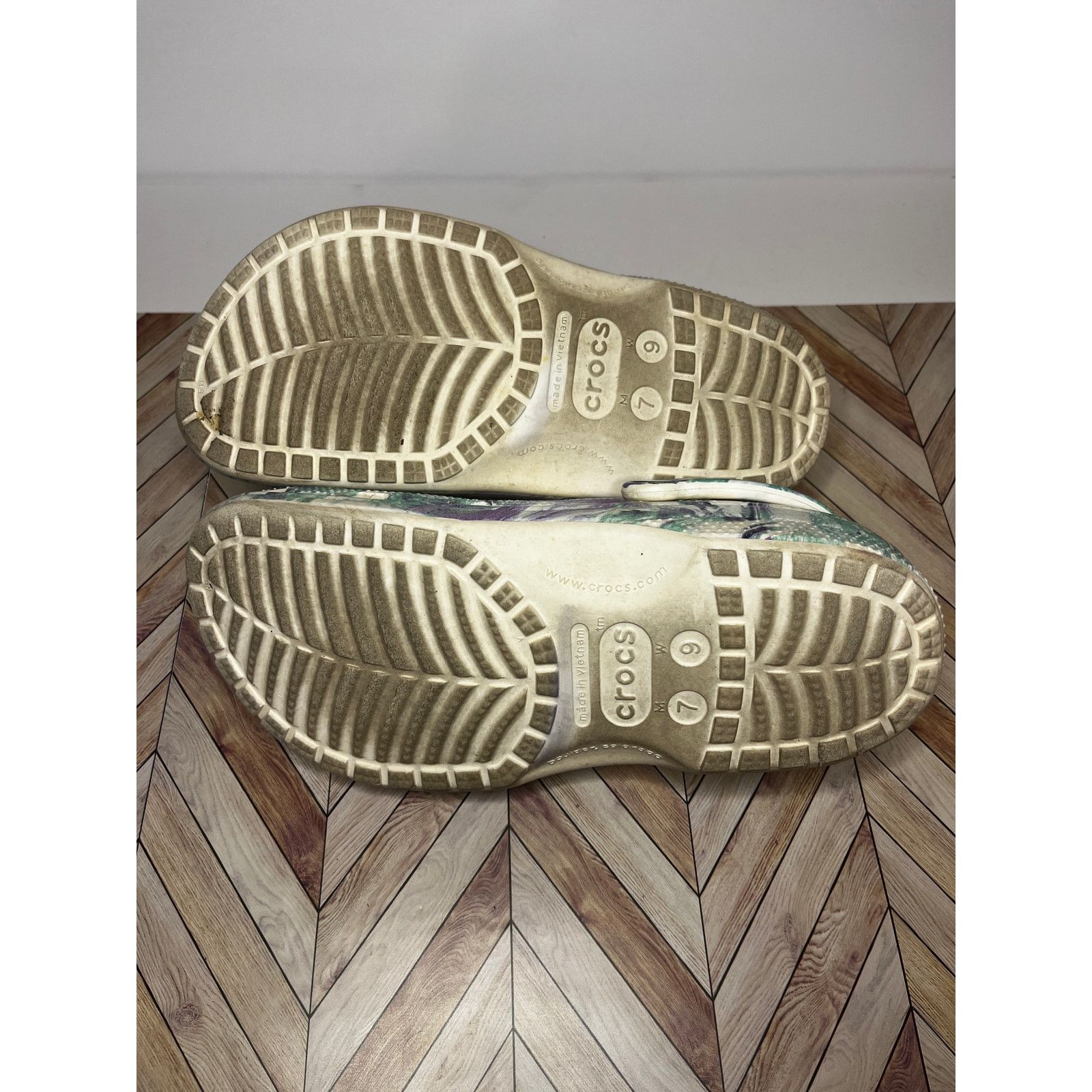 Crocs Crocs Classic Tie Dye Clog Shoes White/Orchid Unisex W9/M7 Size US 9 / IT 39 - 6 Thumbnail