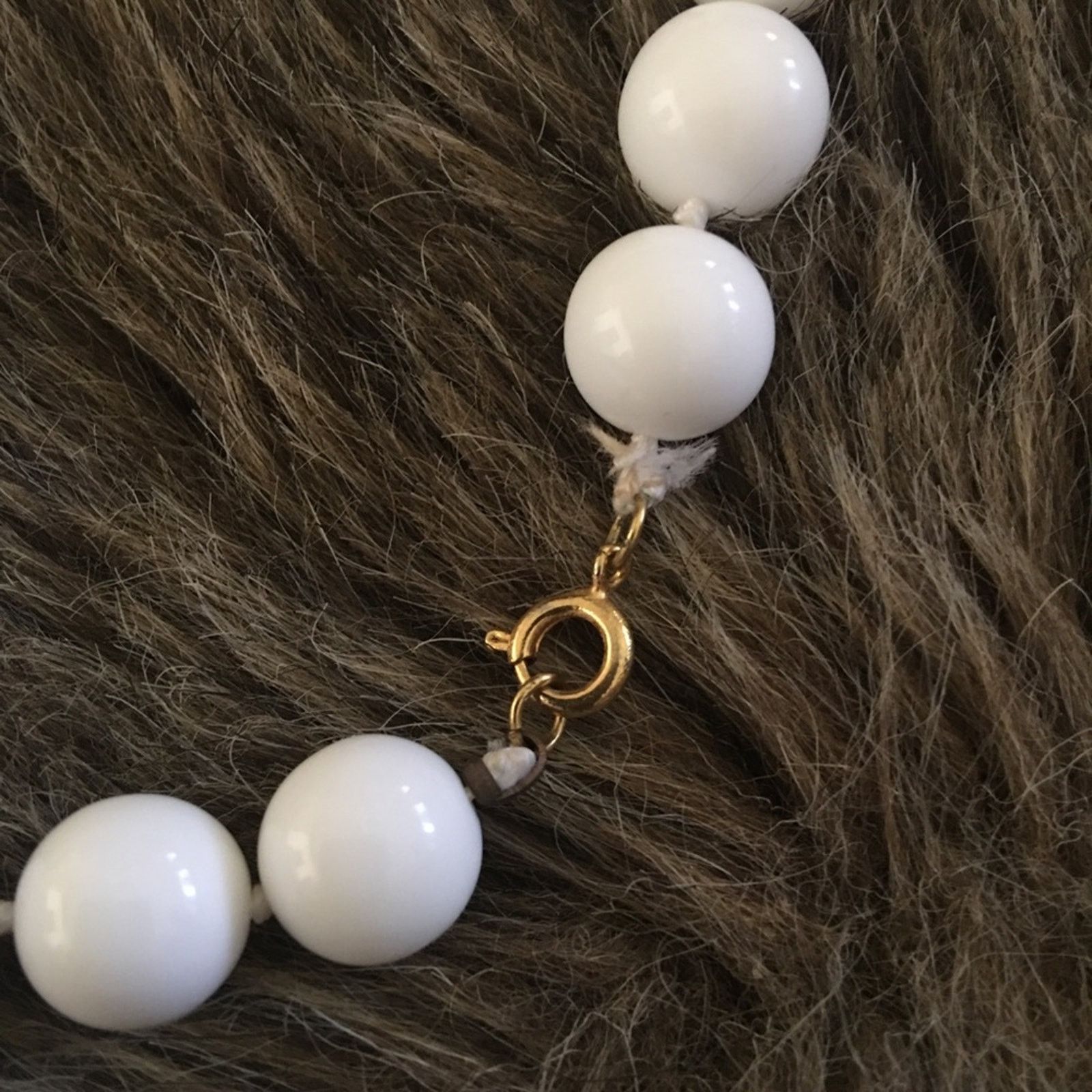 Vintage Vintage 70s knotted white glass bead necklace Size ONE SIZE - 8 Thumbnail