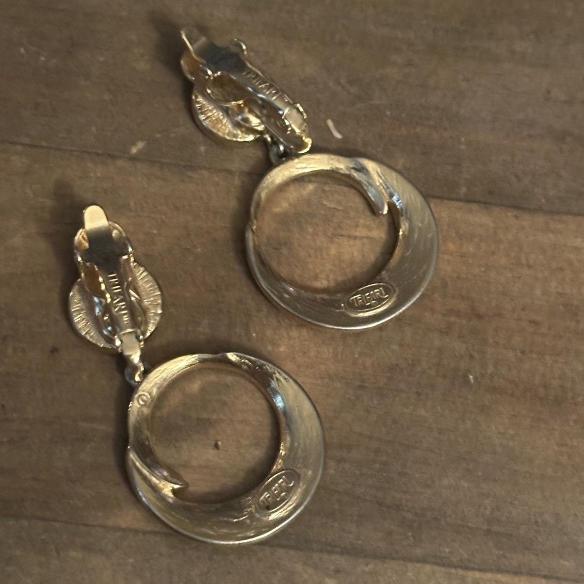 Vintage Vintage Trifari gold and black clip on dangle earrings Size ONE SIZE - 5 Thumbnail
